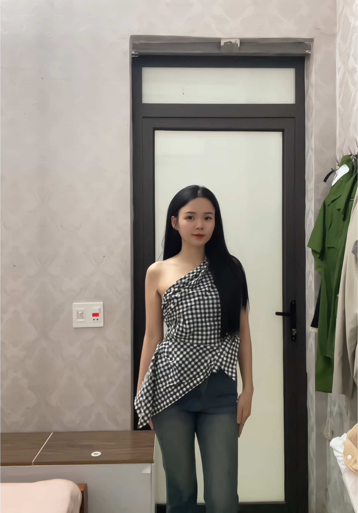 Thử thách thay đồ đi ăn với ck trong vòng 30p #CapCut #xuhướng #xaykenhtiktok #ilovetiktok #embedangyeu #vochong #babythree 