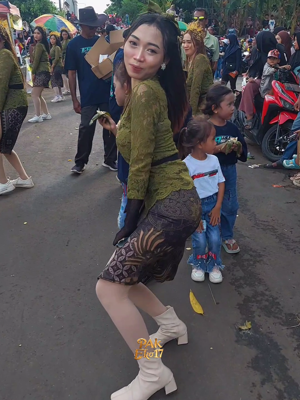 perform kebaya cantik dancer MAWAR INDAH 🔥🔥🔥 @tongdutmawarindah #tongtekmawarindah #tongdutmawarindah #karnaval #dancerkarnaval #karnavaldancer #dancerkebaya #dancerhoreg #dancerjatim #dancercantik #xyzbcafypシ #dancerviral #dancerfyp #karnavalcantik #karnavalkebaya #pakeko17 