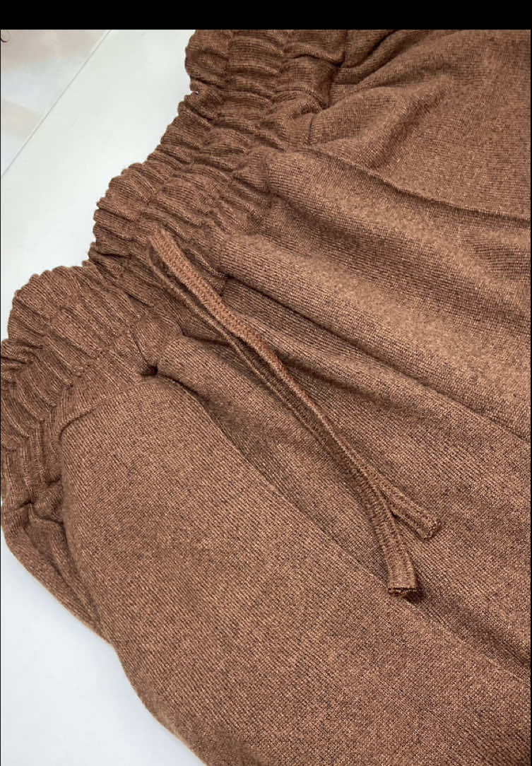 A Essenciale nasceu para ser mais que uma marca. Ela é sobre se sentir bem, leve e confiante — todos os dias. Descubra o prazer de ser Essencial. Vem pra Essenciale! 🤎✨ Calça Pantalona Lanzinha Deluxe  Feita em tecido lanzinha com 94% Poliéster e 6% Elastano. Um conforto surreal sem deixar a elegância de lado.  Disponível nas cores Marrom café, Preto e Marrom Castanho.  Tamanhos M e G (confira).  Para saber mais:  • Catálogo, site e WhatsApp no link da bio • Enviamos para todo o Brasil • Frete grátis acima de R$250 • Novidades diárias no perfil . . . . #useessenciale #essenciale #modafemenina #elegancia #modacasual #pantalona #fypage #fyp #foryou #forsale