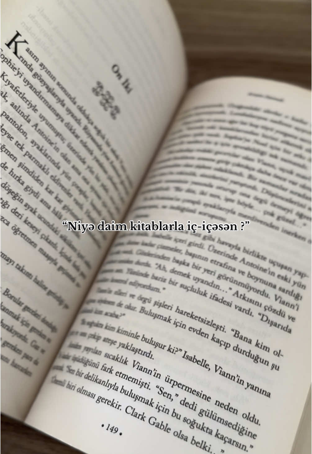 Hər kəs danışır… Kitablar isə dinləyir. #books #bookworm #BookTok #huzur #kitaplar #kitabım #myword #booklover #calmvibes #kitabsevərlər #fyp #foryou #kəşfet #aesthetic 