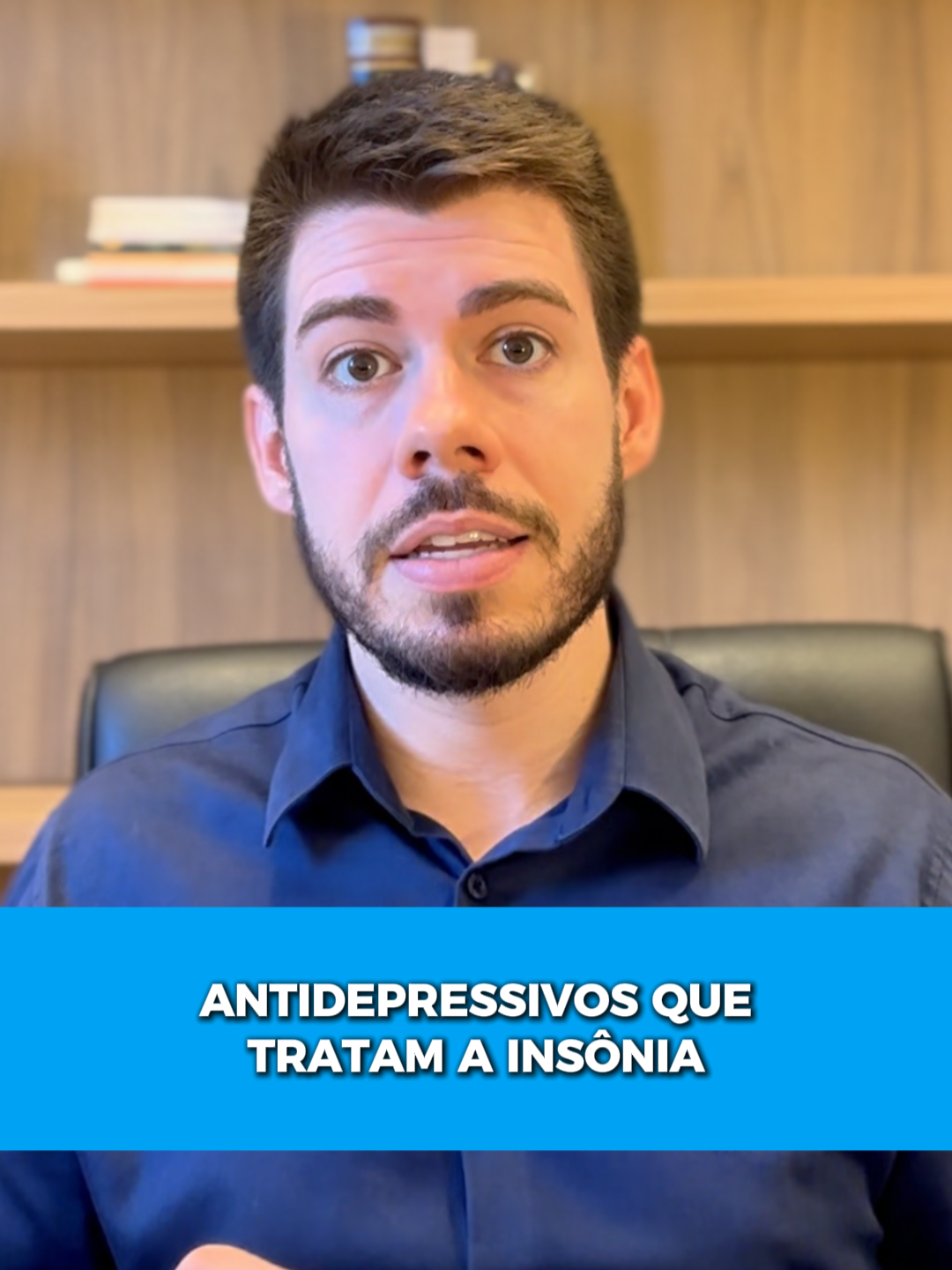 🛏 Tem dificuldade pra dormir e já ouviu falar que antidepressivos podem ajudar? Sim, alguns deles têm um efeito positivo no sono — mas cada um tem suas características, benefícios e pontos de atenção. No vídeo de hoje, te explico os principais: 💊 Amitriptilina: é um dos mais antigos e funciona muito bem pra quem tem dificuldade pra dormir, mas pode causar alguns efeitos incômodos, como tontura e alteração no intestino. Também pode impactar o peso. 💊 Nortriptilina: parecida com a anterior, mas costuma ter menos impacto no peso. Ainda assim, pode deixar a boca seca em algumas pessoas. 💊 Mirtazapina: uma das melhores opções quando o objetivo é dormir melhor. Além disso, também ajuda muito em períodos de ansiedade e tristeza. É muito bem tolerada por pessoas mais velhas. O ponto de atenção aqui também é o possível aumento de peso. 💊 Trazodona: é ótima pra quem precisa de algo que ajude a descansar melhor. Não costuma influenciar no peso e raramente causa aquela “ressaca” no dia seguinte. Apesar disso, não é das mais potentes para outras áreas da saúde emocional. 💊 Agomelatina: uma opção mais nova, com perfil leve de efeitos colaterais e que ajuda bastante no sono. O lado menos positivo é o custo mais elevado. Cada pessoa reage de forma única. Por isso, o acompanhamento individualizado é fundamental para entender qual opção se encaixa melhor na sua realidade. 🔎 Ficou com dúvidas? Me segue aqui pra mais conteúdos como esse e, se quiser conversar sobre seu tratamento, é só agendar uma consulta pelo link na bio. #SaúdeMental #SonoMelhor #Antidepressivos #Ansiedade #QualidadeDeVida #MenteSaudável #Psiquiatria #BemEstar #Insônia #TratamentoCerto #Autocuidado