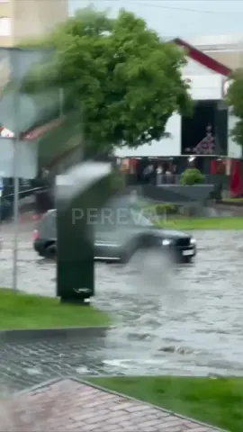 ⛈️ Весняна злива у Чернівцях.  На проспекті Незалежності автівки опинилися у воді. 