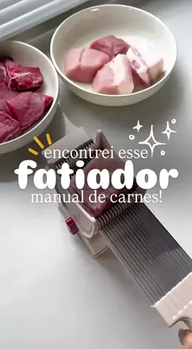 😱Você ainda sofre pra fatiar carne? 🍖❌** Olha esse achadinho INCRÍVEL que vai salvar sua cozinha! O **Achadinho 1974** fatia frango, carne e bife em segundos ⚡ Sem bagunça, sem esforço e com MUITA praticidade! Rápido ✅ Seguro ✅ Fácil de limpar ✅ **Link tá na bio 🔗, corre lá!** #achadinhododia #fatiadorpratico #cozinhamoderna #utensilioviral #tiktokbrasil #foryou #dicasparacozinha #shopeebrasil #achadinhosvirais