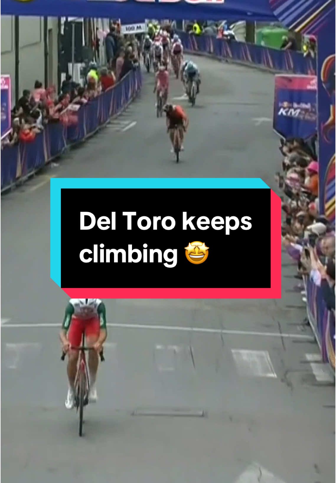Isaac Del Toro extends his GC lead yet again! 👀 The young Mexican surges from the bunch to claim another two bonus seconds in the Red Bull kilometre 🙌 #giro #cycling #roadcycling