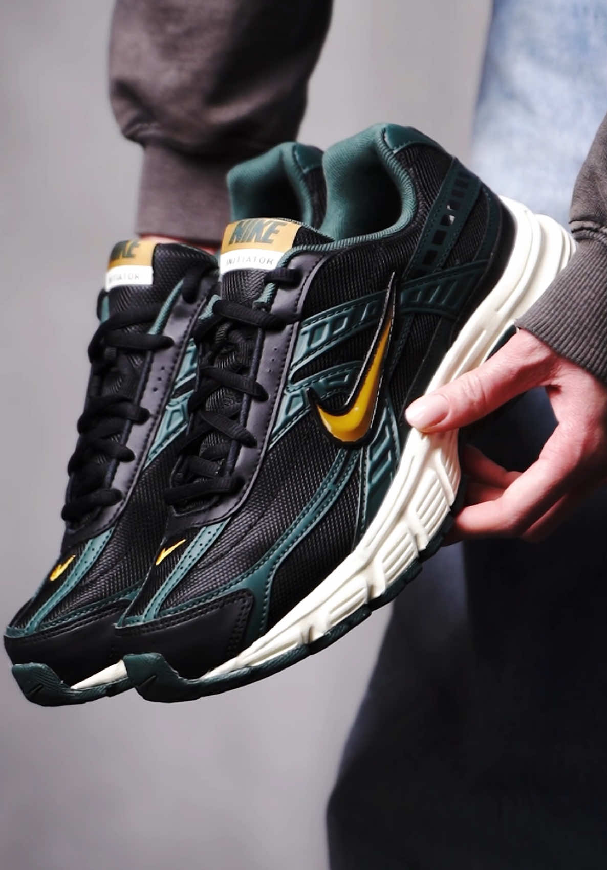 Кроссовки Nike Initiator - мягкие, гибкие и комфортные. Модель предлагает легкую воздухопроницаемость с отличной амортизацией промежуточной подошвы, поддерживающей естественное движение. Верх выполнен из дышащего сетчатого материала с поддерживающими накладками, которые помогают центрировать стопу и обеспечивают поддержку. Промежуточная подошва, выполненная из материала Phylon, гарантирует отличный амортизационный эффект 📍Ждем вас в магазинах SNEAKER BAR или напиши в директ для оформления заказа онлайн