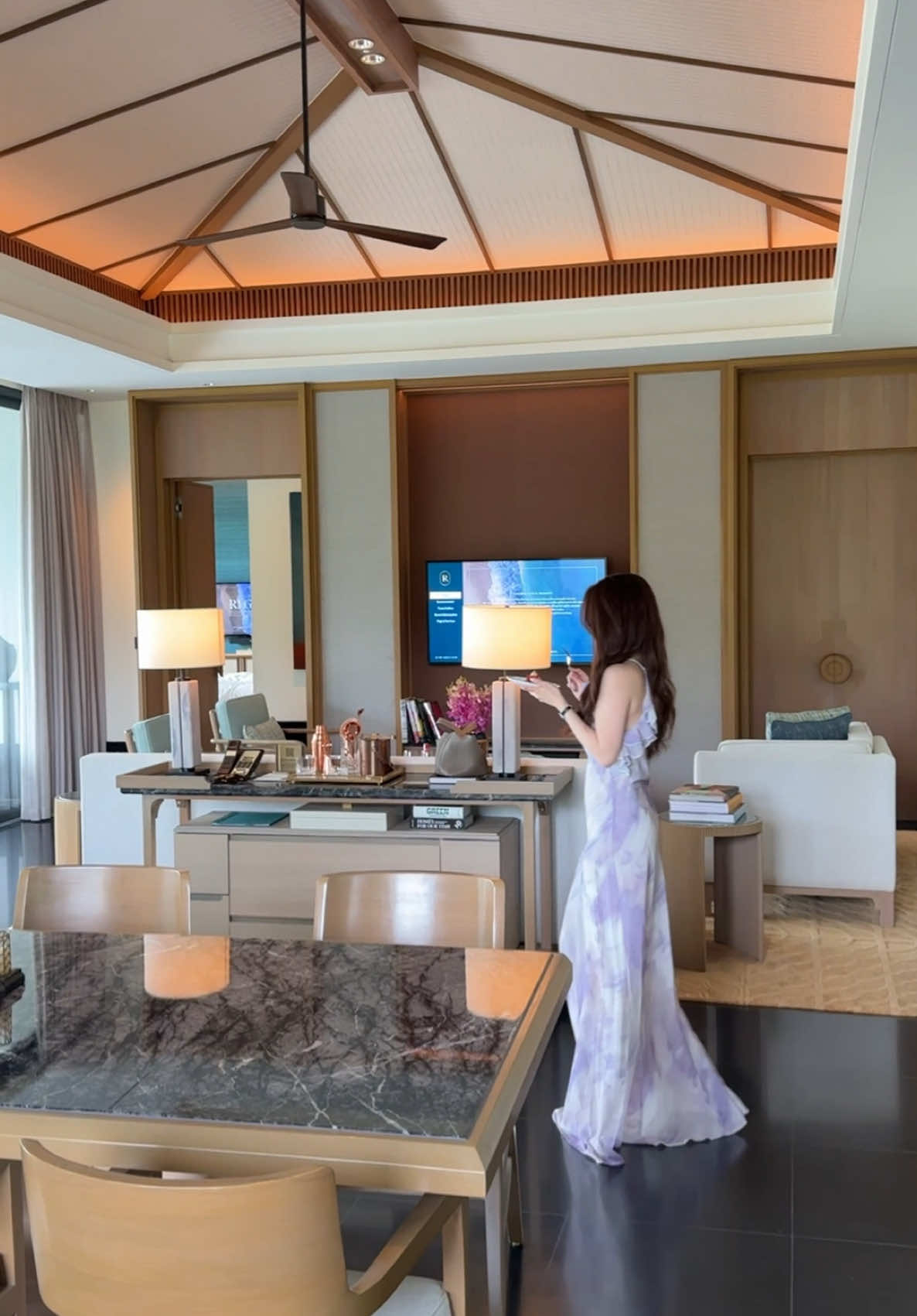 Hạnh phúc đôi khi là mua một món đồ yêu thích, có một công việc ổn định, tối về ăn cơm với chồng, hay đến một nơi bản thân mong muốn. Vừa vặn bình yên 💜  #suli #regent #phuquoc #mylove #dulich 