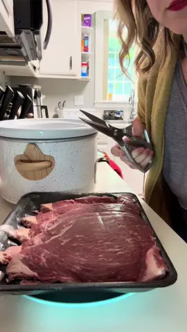 POV: You’re done sawing through steak with a dull knife. These heavy-duty kitchen shears slice through meat like butter — perfect for prepping carne asada, chicken, veggies, and more. I use these more than any other kitchen tool, and they never go back in the drawer. Easy to clean. Super sharp. Affordable. 🔗 Grab yours before your next meal prep day — you’ll thank yourself later. #kitchentools #carneasada #kitchenmusthaves #steaknight #mealprepmadeeasy #foodiefinds #tiktokshopfinds #cookingtips #kitchenhack #easydinnerideas #meatprep #homechef #grillingseason #shearsnotknives #sharpandready
