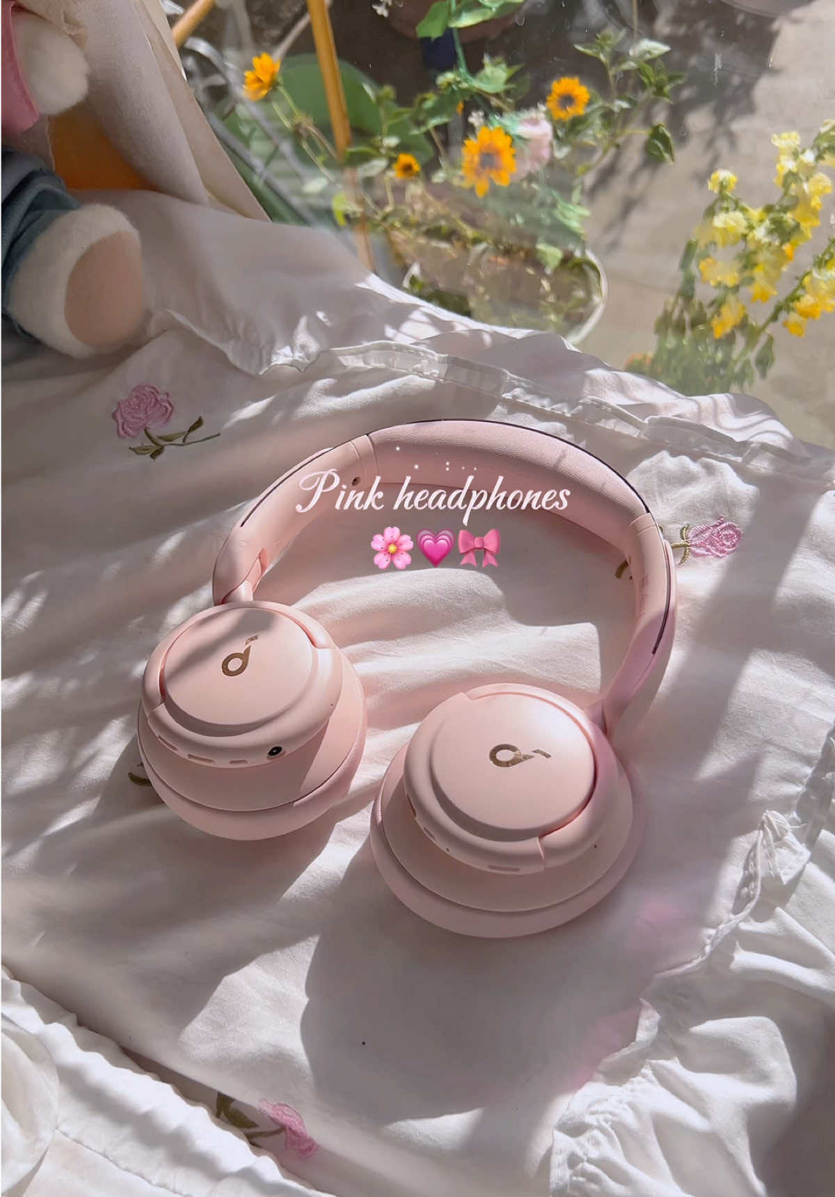 The prettiest headphones that are actually comfortable and noice canceling! Comes in black too 💗the battery lasts up to 60hrs and 40hrs with ANC . @soundcore by Anker #soundcore #headphones #pink #princess #princesscore #coquette #coquettecore #musthaves #girlyoutfit #haul #school #cutefinds #musthave 