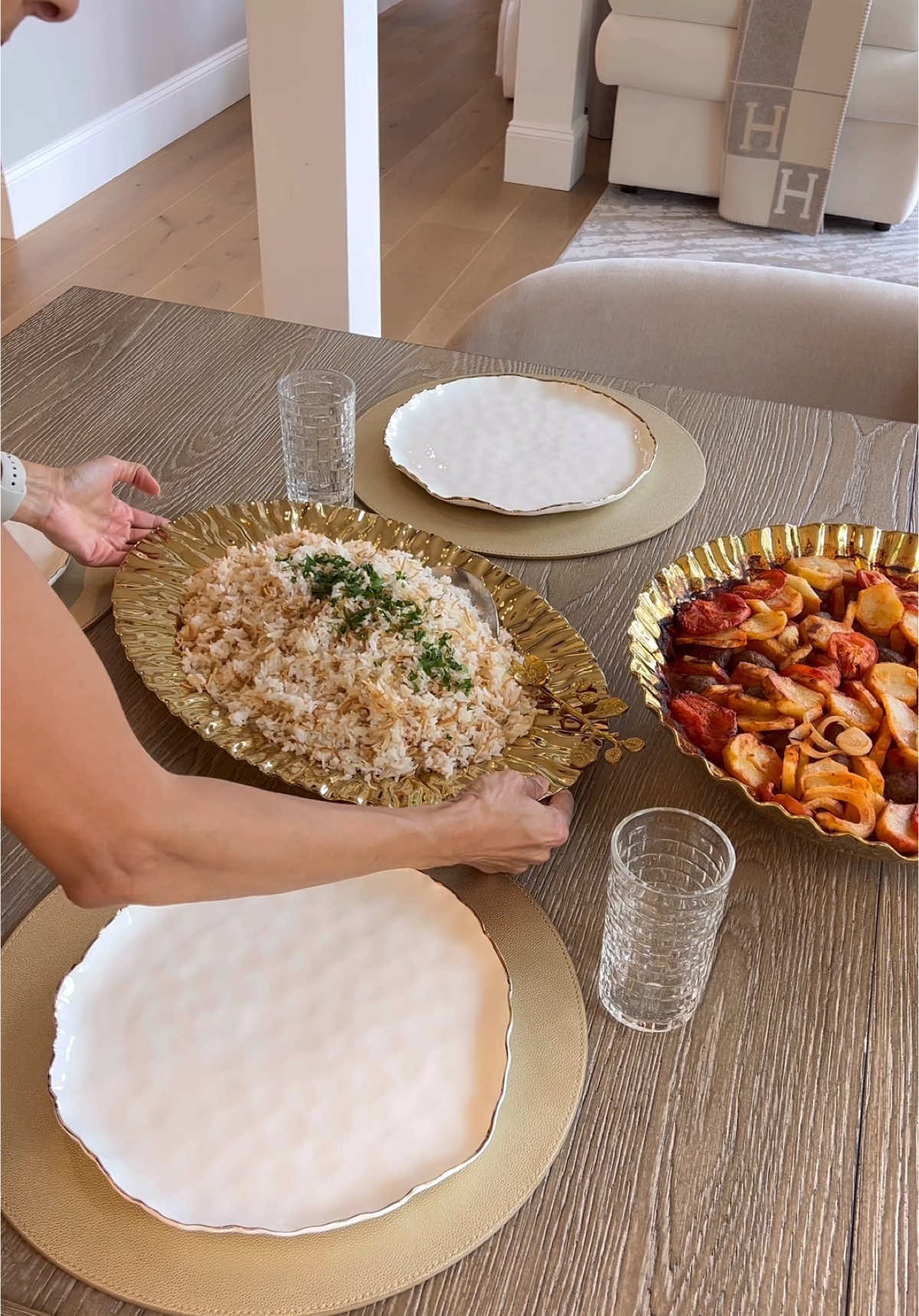 Make dinner with me using my favorite Serveware set from Pampa Bay. Get 20% off sitewide with code Farah20  from the link in my bio or http://www.pampabay.com/farahpb ! Can you believe they are dishwasher and oven safe? Looks like metal but is porcelain! Made “ Kafta Bil Souniye” Lebanese version of Kafta, potatoes, tomatoes and onions in tomatoe sauce and baked in the oven❤️
