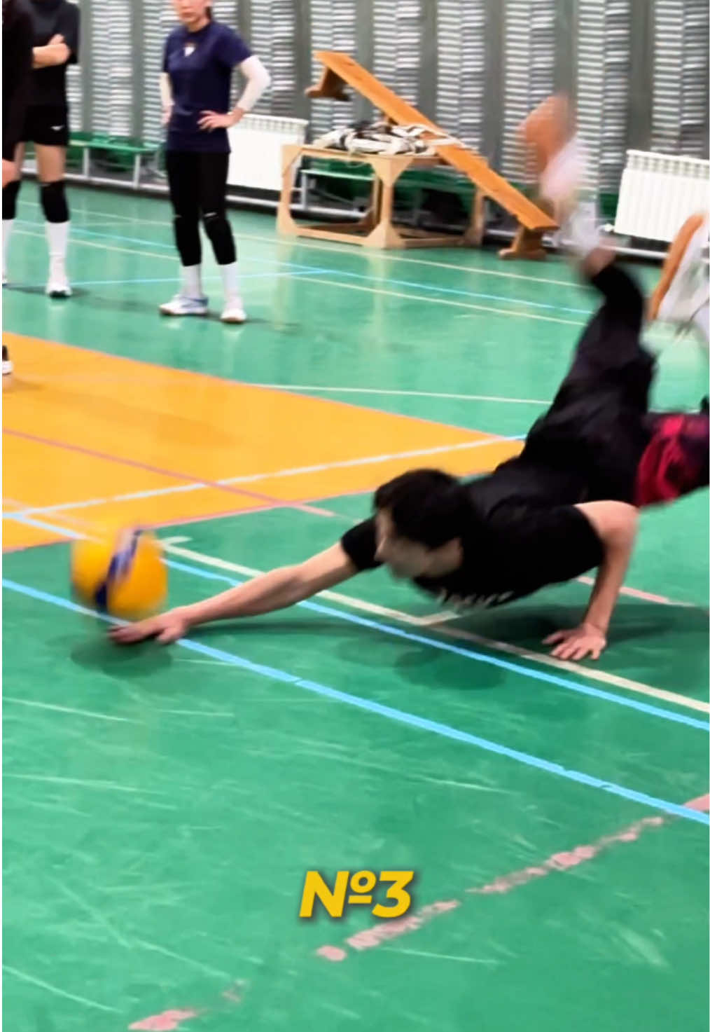 Which Pancake is more effective? 🏐 #volleyball #volley #challenge #волейбол #fyp #челлендж #tutorial 
