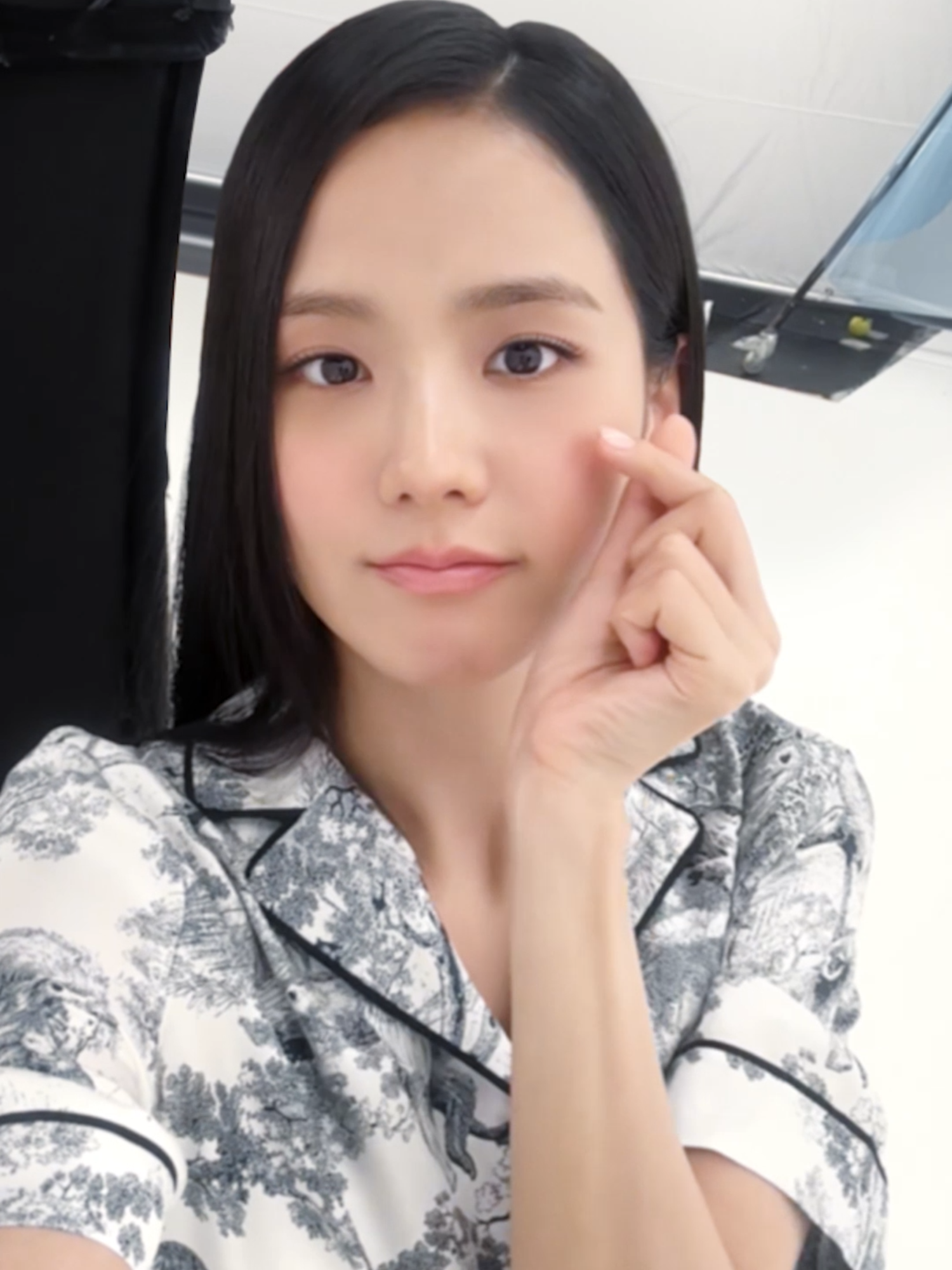 @jisoo takes you behind the scenes on her Dior Skin shoot co-starring La Mousse OFF/ON Cleansing Foam, Le Baume new limited edition in Toile de Jouy, and the new Les Patchs Yeux. #DiorBeauty #DiorSkincare #DiorSkinEssentials