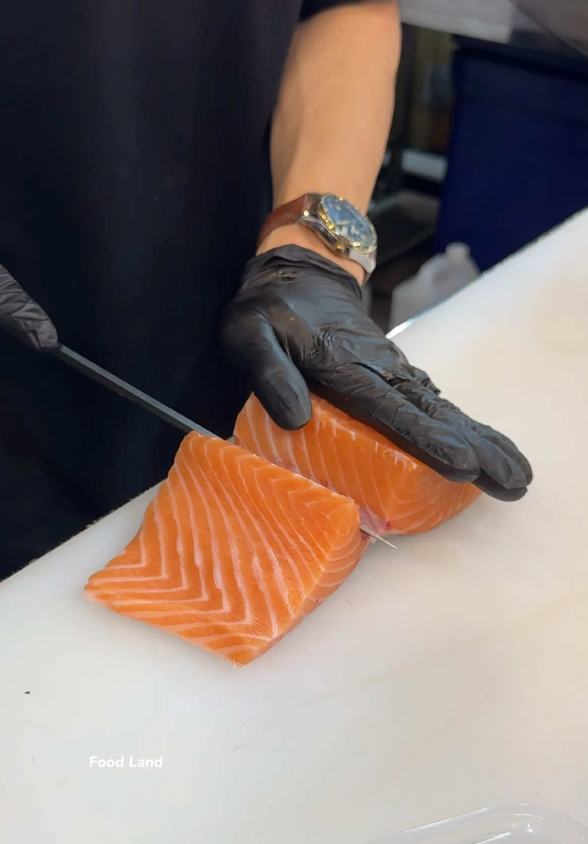 Salmon slicing by experts 🍣 . Shop name: Ta Long Day  📍Location: Thonburi Market Place, Bangkok, Thailand ⏰Opening hours: 8 AM – 8 PM