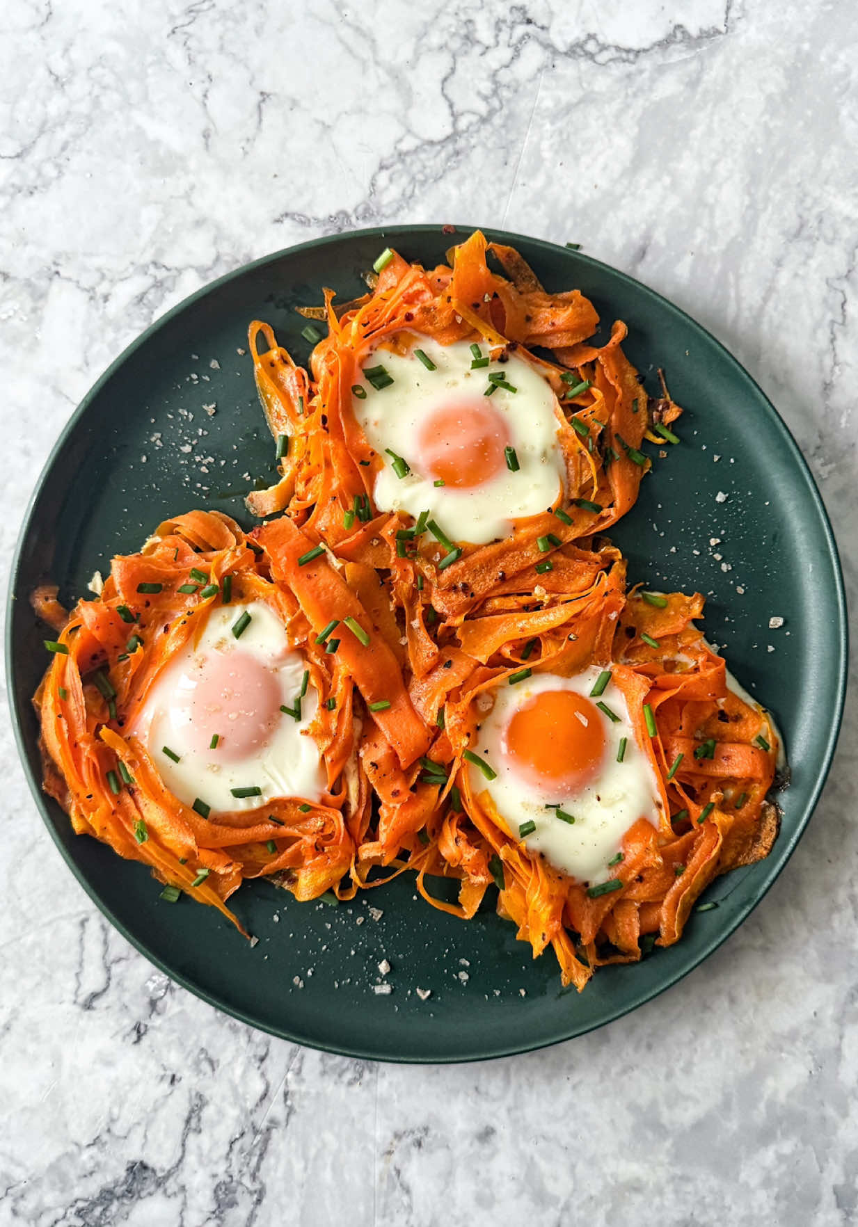 📎 Guarda estos nidos de 🥕 🥕  4 ó 5 zanahorias  1 huevo por nido/persona  Especias al gusto  Aceite de oliva virgen extra  Lava, limpia y ralla las zanahorias como en el vídeo.  En un bol, mezcla con el aceite de oliva virgen extra y las especias.  Coloca en una bandeja de horno con forma de nido, hornea 5/6 mins a 180° y añade los huevos en el centro.  Vuelve a hornear durante 5 minutos más.  Ponle cebollino fresco picado y sal en escamas.  📎🇬🇧 Save these carrot nests 🥕🥕 4 or 5 carrots 1 egg per nest/person Spices to taste Extra virgin olive oil Wash, peel, and grate the carrots as shown in the video. In a bowl, mix them with extra virgin olive oil and your chosen spices. Place on a baking tray in a nest shape, bake for 5–6 minutes at 180°C (350°F), then add the eggs in the center. Bake for another 5 minutes. Top with freshly chopped chives and flaky sea salt. #recetasfaciles #recipeoftheday #EasyRecipe #cenassaludables #food #Recipe #foodoftheday #healthyfood 