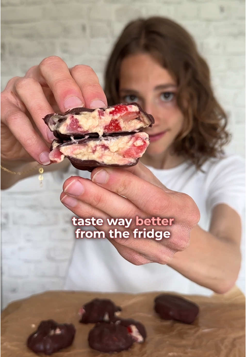 COCO FROYO BITES 🥥🍓 (Werbung/Ad) I am a certified SNACKSpert… so you better believe me that these are DELICIOUS! 🤤  Btw you can find more delicious snacks at @koro_de (make sure to use my code: fitgreenmind).🤓☝️ RECIPE (8 bites, 2h prep time): -200g coconut yogurt -1 Tbsp peanut butter -2 Tbsp sweetener of your choice (I used vanilla sugar) Mix well. -100g strawberries, chopped Stir them in and place 1 Tbsp dollops of the mix on parchment paper. Freeze 1 1/2h or until set. -150g dark chocolate Melt half of the chocolate over a water bath. Stir in the other half and melt in the melted chocolate (to temper it). Glaze the bites with chocolate and store IN THE FRIDGE.🤗 - COCO FROYO BITES 🥥🍓 (Werbung/Ad) Ich bin zertifizierte SNACKSpertin… also glaubt mir: Diese Teile sind einfach UNFASSBAR LECKER! 🤤 Mehr schmackofatz Snacks gibt’s übrigens auch bei @koro_de (nicht vergessen: Code fitgreenmind benutzen). 🤓☝️ REZEPT (für ca. 8 Stück, 2h Zubereitungszeit): * 200g Kokosjoghurt * 1 EL Erdnussmus * 2 EL Süße deiner Wahl (ich hab Vanillezucker genommen) Alles gut verrühren. * 100g Erdbeeren, klein geschnitten Unterheben und je 1 EL von der Mischung auf ein Backpapier setzen. Für 1,5h oder bis sie fest sind einfrieren. * 150g Zartbitterschokolade Die Hälfte der Schoki überm Wasserbad schmelzen. Dann die andere Hälfte einrühren und in der warmen Schoki schmelzen lassen (zum Temperieren). Die Bites damit überziehen und im KÜHLSCHRANK lagern. 🤗 #veganfood #EasyRecipes #veganfood #snack #healthysnacks #quickrecipes #quicksnacks 