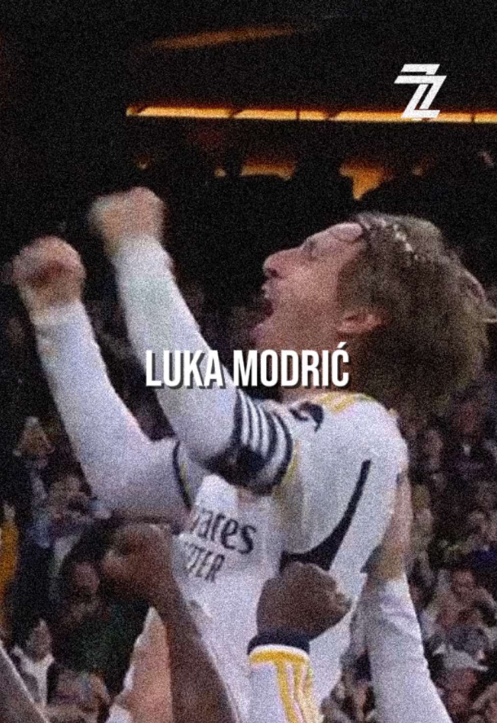 Un joueur de plus qui nous a fait rêver s’en va. Et même si on savait qu’un jour Luka Modrić partirait, au fond, on aurait voulu que ça dure pour toujours. Son départ, c’est aussi la fin d’un trio. Le dernier maillon d’un milieu de terrain qui a marqué l’histoire. Casemiro, Kroos, Modrić. Trois noms, une dynastie. Et aujourd’hui, le dernier des trois s’en va. Modrić, ce n’était pas juste un joueur. C’était une façon de jouer. Un mélange de calme, de classe, et de génie. Il rendait les choses simples. Il faisait danser le ballon. Et il ne jouait pas pour briller. Il jouait pour faire briller les autres. Il a traversé les saisons, comme on traverse les années. Sans jamais trahir son style. Sans jamais baisser son niveau. Il a gagné tous les titres, reçu tous les honneurs. Mais il est resté le même. Humble, discret, immense. Aujourd’hui, le Real Madrid perd une légende. Et le football perd un maître. Merci Luka. Pour ta fidélité. Pour ton élégance. Pour avoir fait du jeu un art. Le Bernabéu ne t’oubliera jamais. Et nous non plus. #modric #legend #realmadridfc #pourtoii #foot #footballedit #footballtiktok 