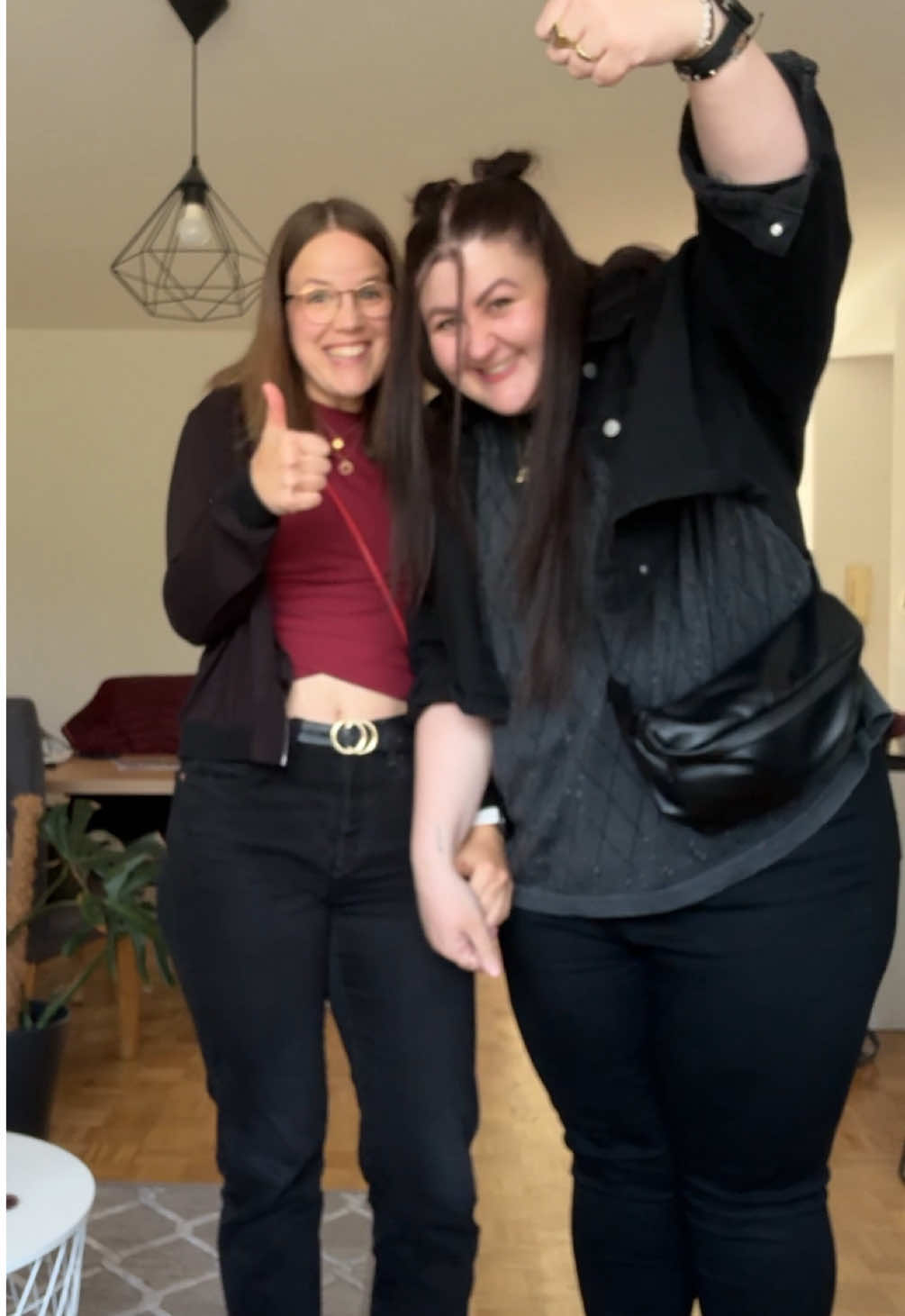 Ich hatte da ne Idee und hab Jessi davon erzählt und dann sind die Friendship Dates entstanden! Das war das erste, ich wusste was wir machen, Jessi nicht:D Funfact: ich hab @sandrahesch davon erzählt, bevor ich’s Jessi erzählt hab haha aber schaut’s euch einfach an 🤍 @itsella.wav @Julia Kautz #friendshipdate#concert#immerda#sandrahesch#date#girlsnight#spreadlove 