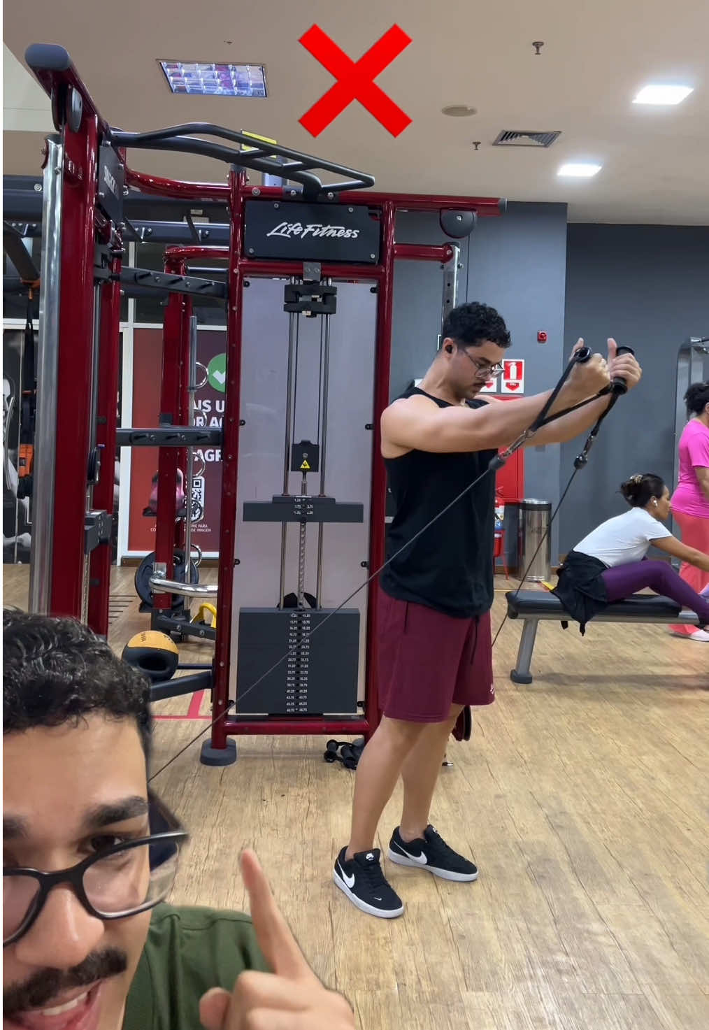 Nesse vídeo você vai aprender a realizar o Crossover polia baixa da maneira correta! #GymTok #gym #treino 