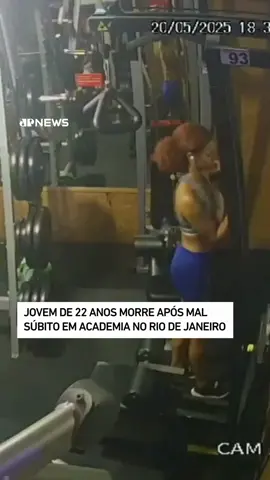 Uma jovem morreu, nesta terça-feira (20), após ter um mal súbito enquanto treinava em uma academia em Copacabana, no Rio de Janeiro. Dayane de Jesus, de 22 anos, cursava Relações Internacionais na Universidade Federal do Rio de Janeiro e tinha histórico de problemas cardíacos.  De acordo com testemunhas, a academia não tinha os equipamentos necessários para prestar os primeiros socorros. Por ordem da Polícia Civil, o estabelecimento foi interditado pela polícia por descumprir normas administrativas de socorro.  Uma lei de 2021 determina que centros de treinamento tenham, para uso imediato, ao menos um desfibrilador. Em 2022, incluíram academias na lista de locais que devem cumprir a determinação. A norma diz ainda que os responsáveis devem preparar as equipes para o adequado funcionamento do equipamento.  📺 Confira na JP News e Panflix 📌 Siga o nosso perfil @jovempannews #Academia #Morte #Acidente #RJ #Copacabana #PolíciaCivil #Interdição
