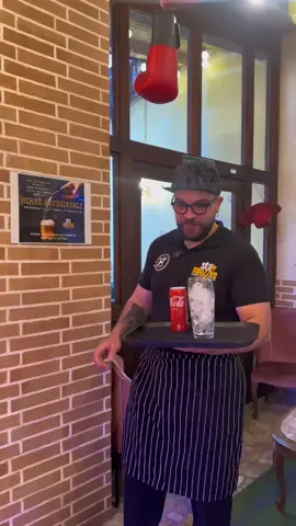 Quando chiedi un limone nella coca cola… ma il cameriere ha frainteso alla grande 😳🍋💋✌🏻🤣 Chi ha il coraggio di chiederci un 🍋 ?! 🤣🤣 #StaMbazzite #Limone #Cocacola #AlbaFucens #Pub #Videodivertenti #reelfunny #fyp #neiperte 
