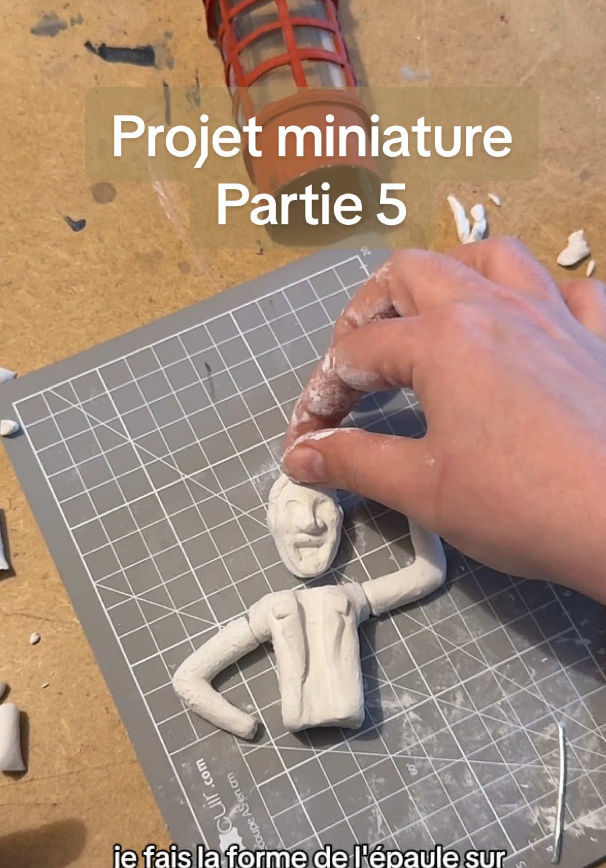Le thème ENFIN DEVOILÉ (quelqu’un n’avait pas déjà deviné en fait ? 😂). Encore un épisode après celui-là et je vous montre le resultaaaaat !!! #harrypotter #DIY #miniature #miniaturelovers #craft #diycarton #miniaturediy #airdryclay #airdryclaydiy #weasleytwins 