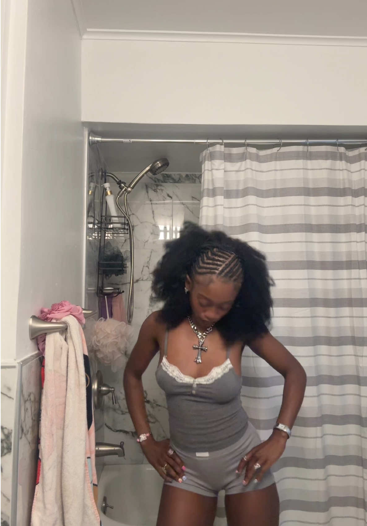 I learned the dance seconds before this vid🌝😭 #fashiontiktok #2000s #SummerFashion #pixiecut #vintage #pixiecutblackwomen 