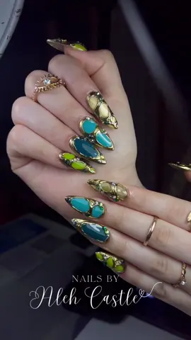 La que adivine cuánto las cobre le regalo un gel semipermanente 😮‍💨✨ #uñas #nails #tonosverdes #efectodorado #relieves #largas #almendragotica #tijuana #paratii #fyp #tendencia 💚