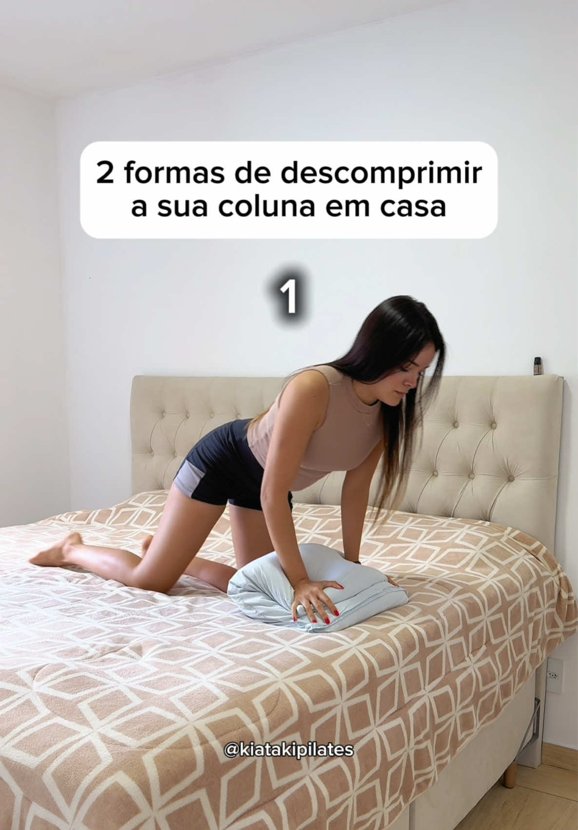 Ficar 1 a 2 minutos por dia nessa posição pode trazer diversos benefícios para o corpo e a mente. Esse tempo é suficiente para aprofundar o relaxamento, alongar a coluna (descomprimindo as articulações) e acalmar o sistema nervoso. 🧘‍♀️ Relaxamento profundo - Permanecer mais tempo nessa posição ativa o sistema nervoso parassimpático, reduzindo estresse e ansiedade. 💢 Alívio de tensões na coluna - A posição alonga a coluna inteira, aliviando dores e tensões acumuladas na região das costas. 💆 Redução de dores de cabeça e tensão cervical - A posição promove relaxamento da região do pescoço e ombros, aliviando dores causadas por tensão muscular. 💤 Preparação para o sono - Excelente para praticar antes de dormir, pois desacelera o ritmo mental e relaxa o corpo. Dica para aproveitar melhor: -Inspire e expire profundamente pelo nariz, alongando a respiração. -Se precisar de mais conforto, use um travesseiro ou almofada sob o peito ou testa no alongamento 2. -Solte os ombros e permita que o corpo relaxe completamente. Essa prática pode ser um ótimo complemento para um momento de autocuidado! Faz e depois me conta o que sentiu!😉 ✅ Quer destravar o corpo inteiro através de aulas guiadas e rápidas sem precisar sair de casa?  👉Link na bio. . . #dornascostas #lombar #dorlombar #ansiedade #insonia #relaxamento #lkpilates #relax #dordecabeça #dornosombros #pilates #exercicioemcasa #coluna
