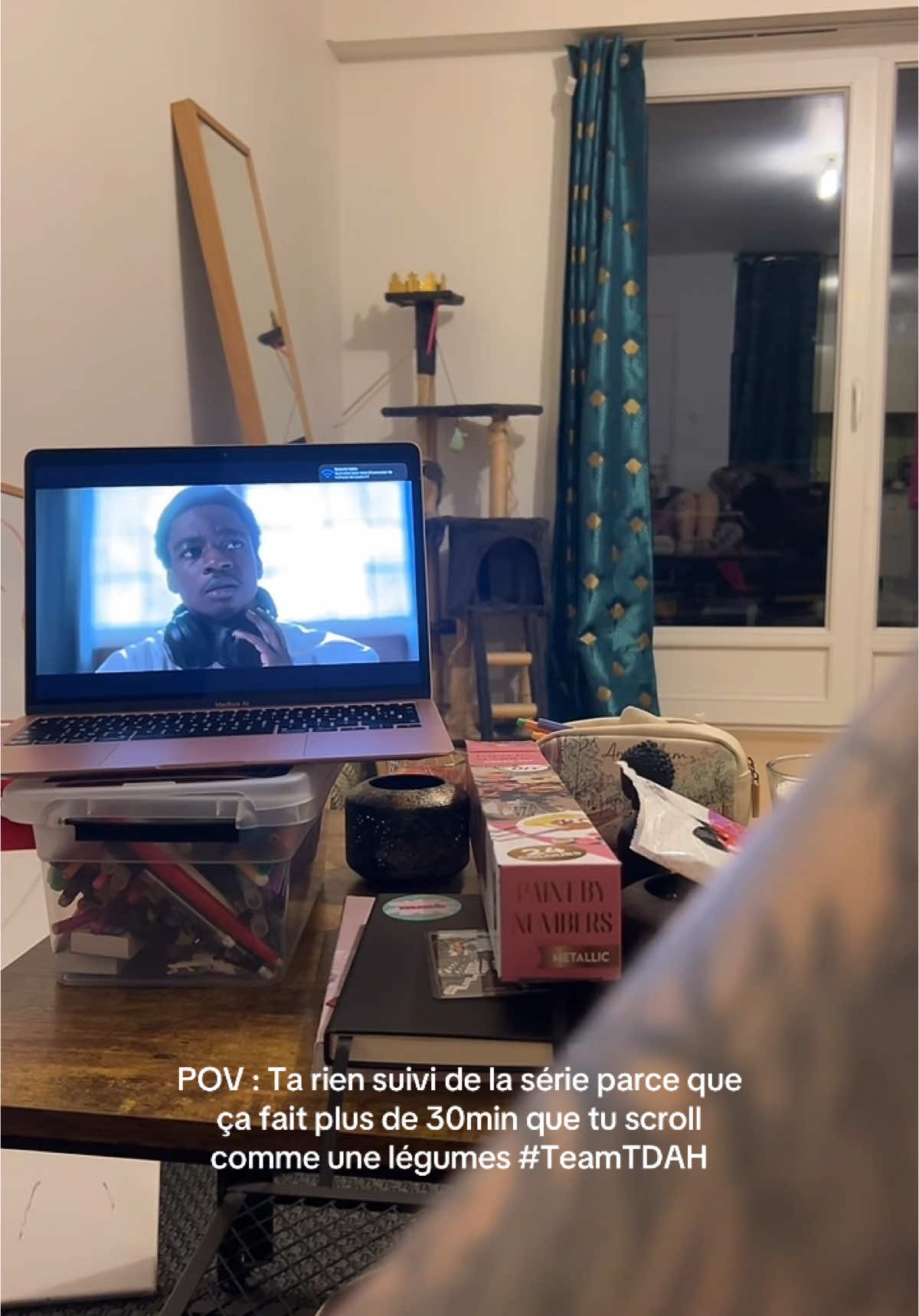 POV : T’es censé regarder une série mais ton cerveau t’a mis en mode “légume numérique”. Tu scrolles sans réfléchir, à la recherche d’un petit shoot de dopamine… Mais rien. Vide. Tu t’enfonces. C’est ça aussi, le TDAH. Chercher à se stimuler, sans y parvenir. Être là, sans être là. Team neurodivergente, vous aussi ça vous fait ça ? #tdah #neurodivergent  #dopamine #scroll #santémentale 