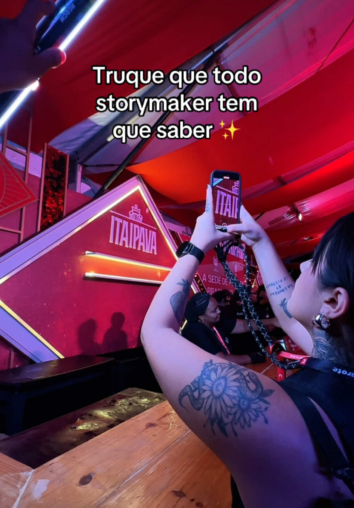 mais um “truque” que aprendi durante as minhas coberturas ao longo da vida 😂 quem também gosta de vídeos assim? Comenta aí pra eu trazer mais! 👀 #storymaker #storymakers #videomakermobile #coberturarealtime 