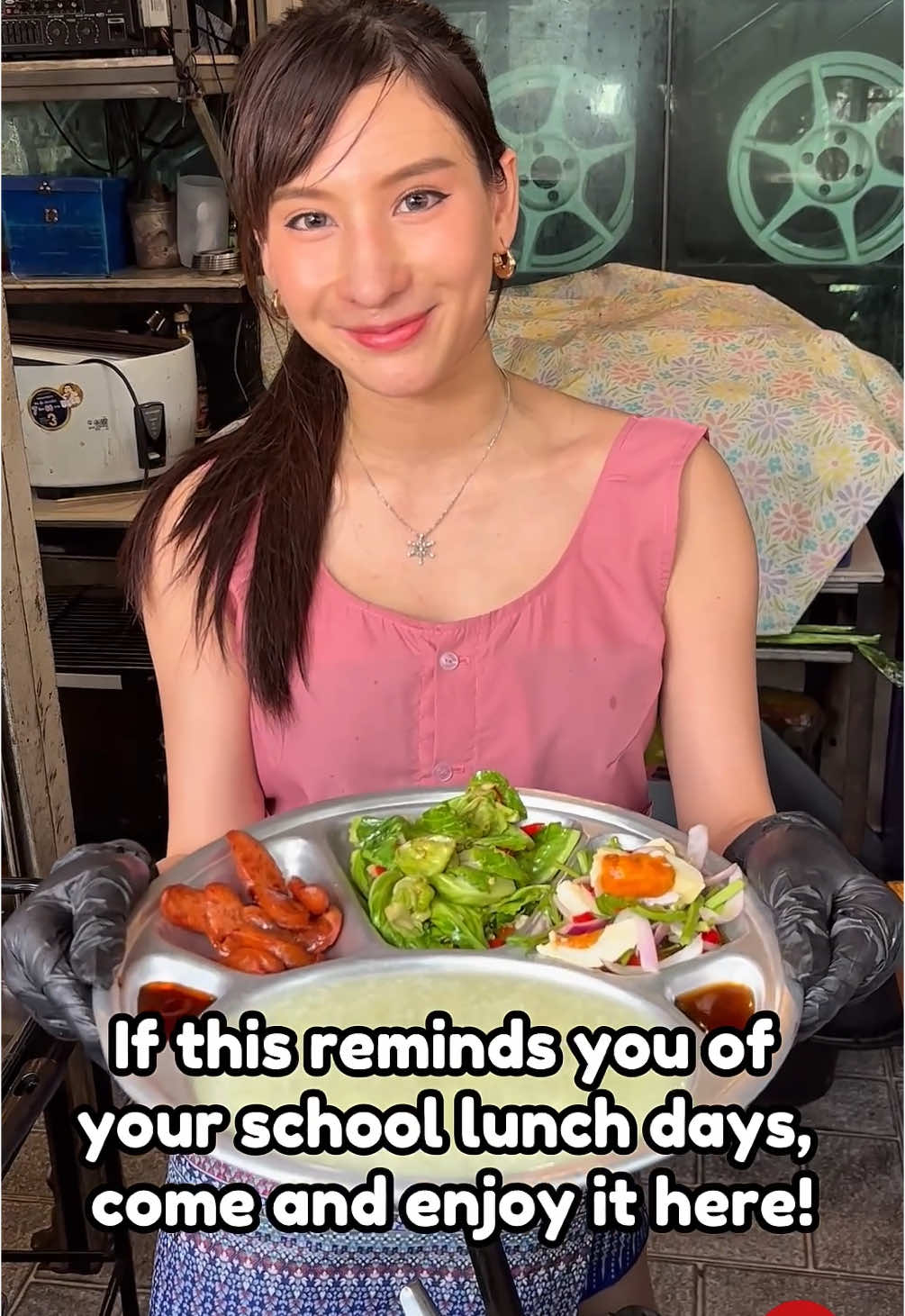 Back to School with This Thai Rice Porridge Set — and The Prettiest Lunch Lady in Town! | เจ๊โนวข้าวต้มบาทเดียว #asiantable #streetfood #thaistreetfood #thailandstreetfood #เจ๊โนวข้าวต้มบาทเดียว #ข้าวต้มกุ๊ย #ถาดหลุม @เจ๊No.1 