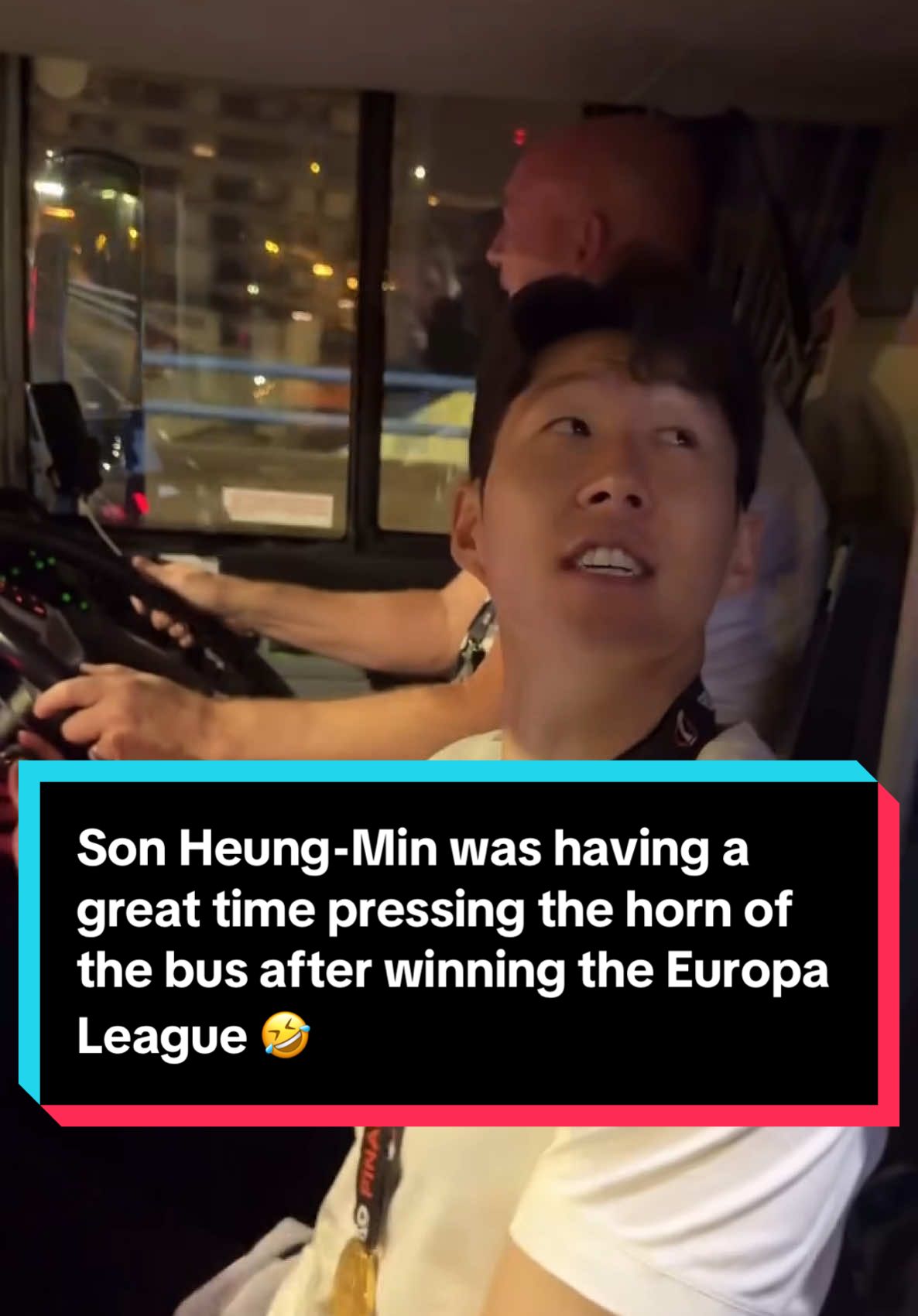 Son Heung-Min was having a great time pressing the horn of the bus after winning the Europa League 🤣 (Via: @spursofficial) #tottenham #spurs #tottenhamhotspur #heungminson #sonheungmin 
