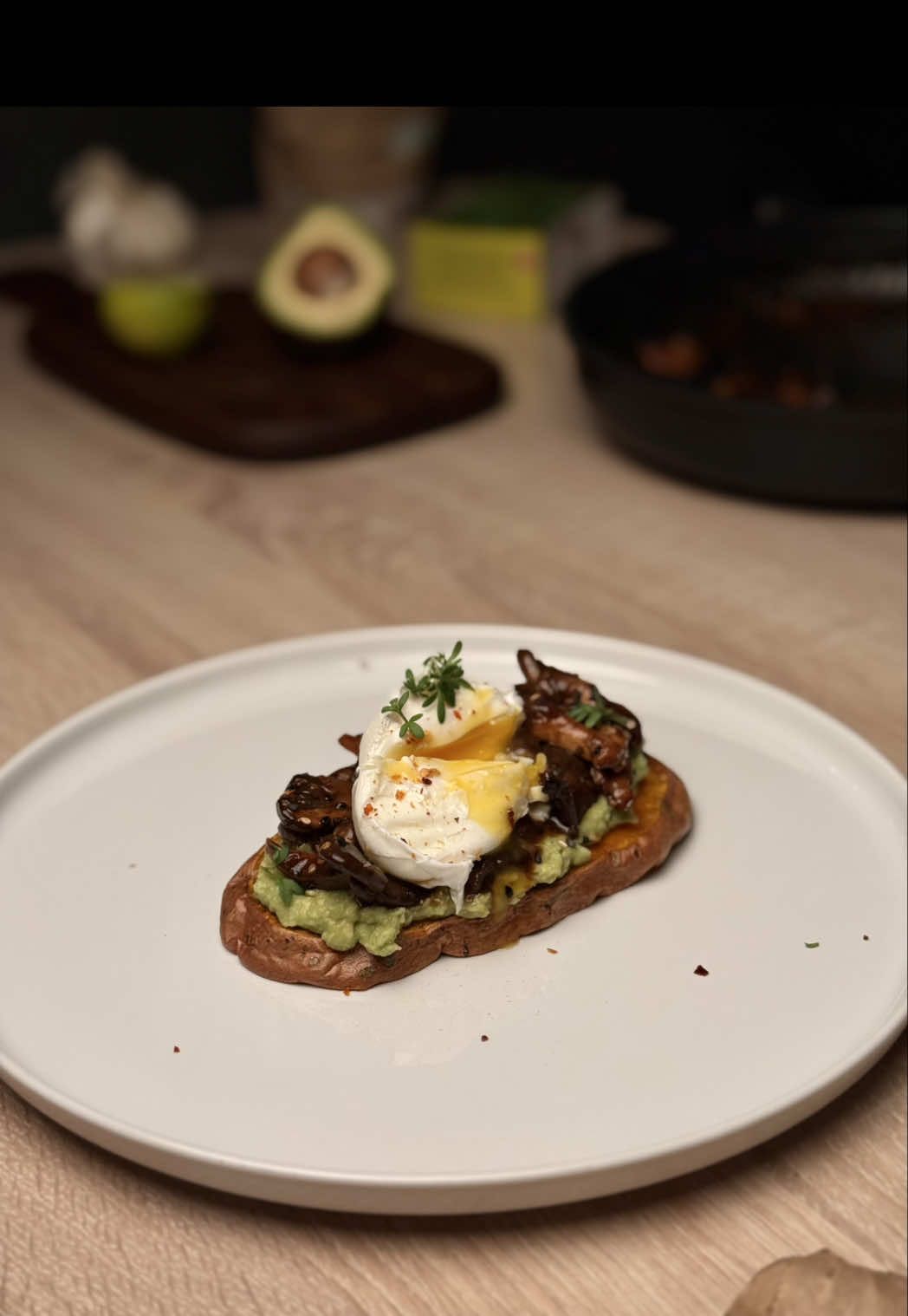 Sweet Potato Toast with Guac, Teriyaki Mushrooms & a Perfect Poached Egg 🍠 🍄‍🟫  Soft-baked sweet potato slices topped with creamy smashed avocado, a savory trio of sautéed oyster mushrooms, shiitake, and brown champignons glazed in teriyaki sauce, finished with a silky poached egg. A wholesome vegetarian twist on my previous toast combo – unprocessed ingredients, nutrient-dense, and packed with umami. Perfect for breakfast, brunch, or a light dinner #healthyeating #recipeideas #easycooking 