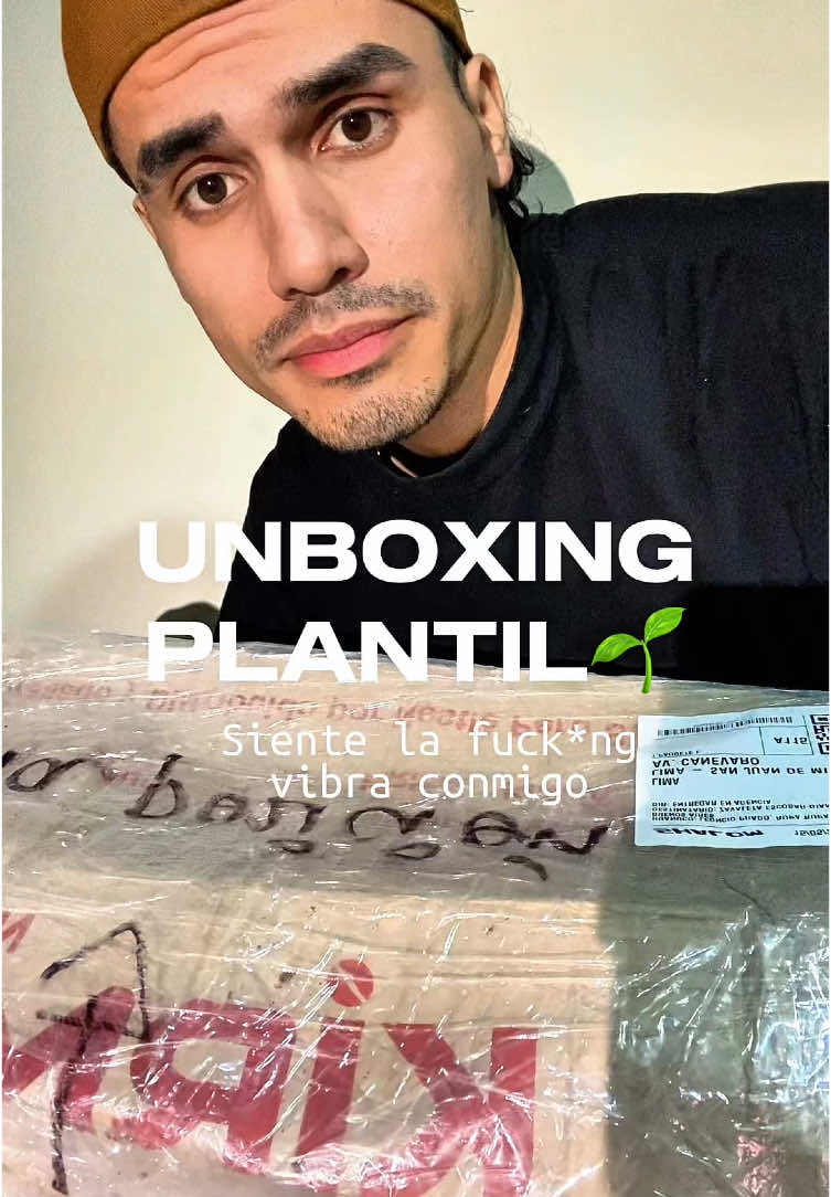 🌿✨ ¡BIENVENIDOS A Gogazegrow! Este es el primer paso en un viaje verde lleno de vida, rarezas y mucha pasión por las plantas de interior. Hoy arrancamos con un unboxing dinámico lleno de anthuriums hermosos, algunas monsteras y otras joyas botánicas que llegan directo a casa. En este canal vas a encontrar mucho más que plantas bonitas: hacemos recorridos por viveros, exploramos tiendas plantiles, compartimos tips de cuidado, datos curiosos, historia, memes y TODO lo que un verdadero plant lover quiere ver. 🪴 Si amas las plantas exóticas, te emociona recibir una caja verde o simplemente quieres aprender más sobre el mundo botánico, este espacio es para ti. 💚 Únete a esta comunidad plantil que apenas comienza y crece contigo. Dale like, comparte y sígueme para no perderte todo lo que se viene. ¡Esto recién empieza! ⸻ #UnboxingDePlantas #PlantasExóticas #Aráceas #Anthuriums #PlantasDeInterior #PlantasDeColección #RarePlantUnboxing #JunglaUrbana #PlantTokEspañol #Gogazegrow
