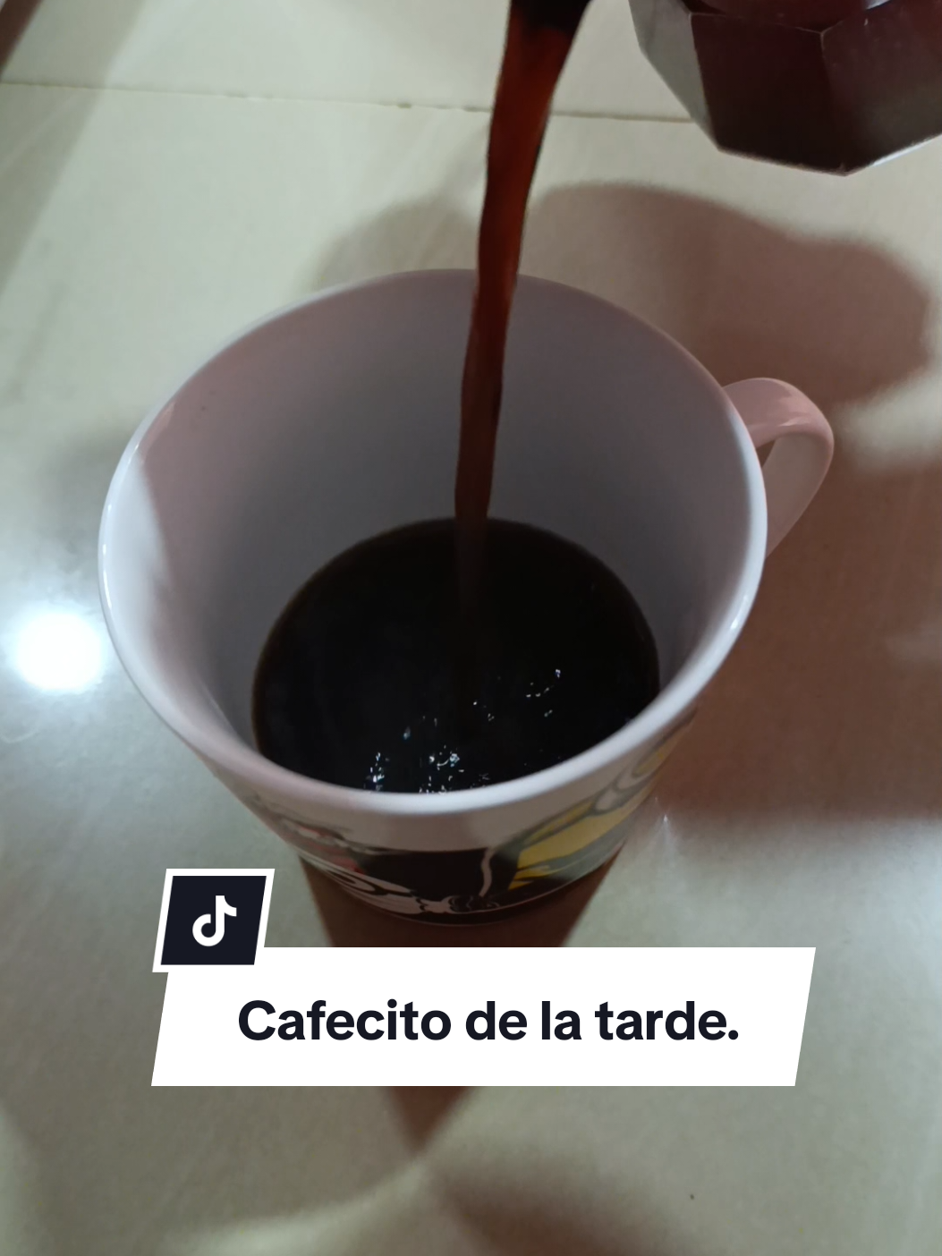 Yo no necesito mucho… solo mi cafecito de la tarde y que no me hablen por 10 minutos. #CoffeeTime #PazMental #TikTokRD #cafélover 