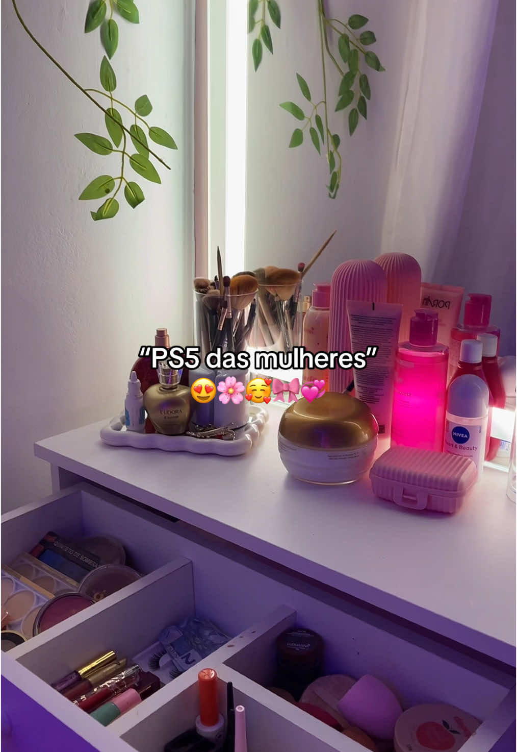 -PS5 das mulheres 🥹😍 #penteadeira #blogueira #quartodemenina #skincare #daily #dix #quartorosa #produtos #viral #organizacao #meninas #mulheres 