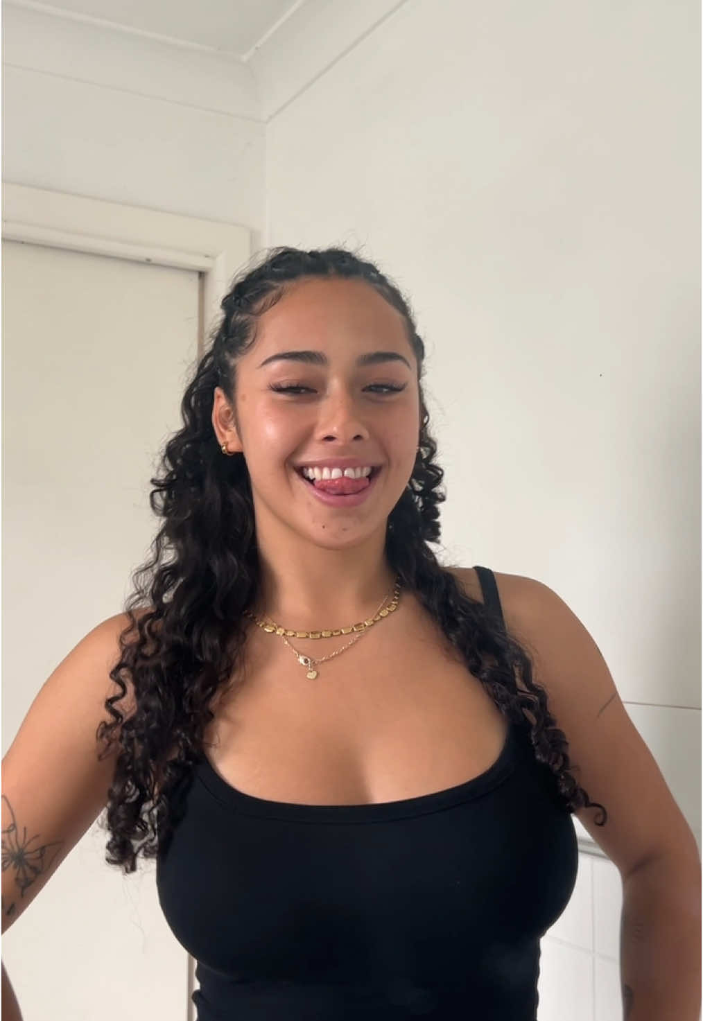 currently obsessed with this style and i can be worn in so many different way hehehe 🌟🌟🫶🏽🫶🏽🫶🏽#style #hair #curlyhairstyles 