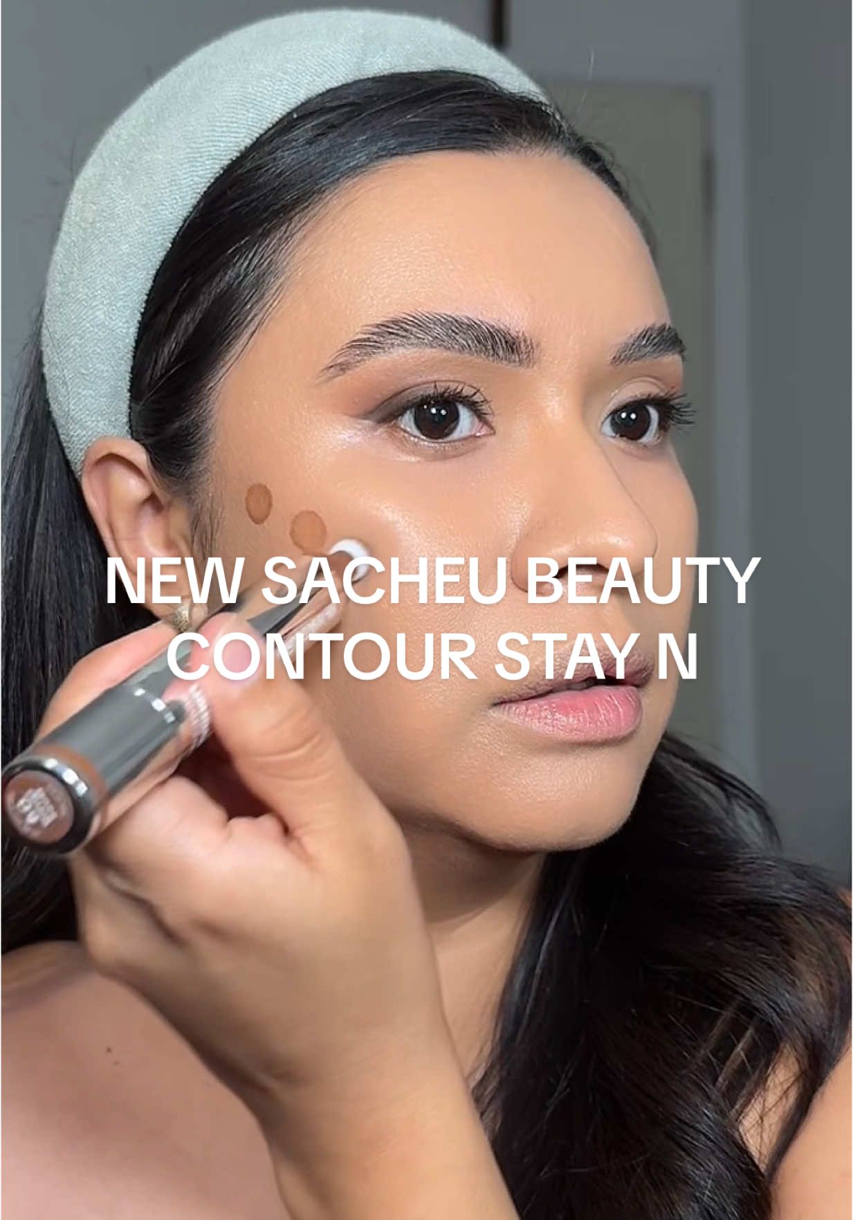 I saw the influence coming and still gave in… I have no regrets @SACHEU Beauty US shade 04 giving boss perfect  medium neutral tone #newmakeup #makeup #contour #liquidcontour #grwm #makeuptips #sacheubeauty 