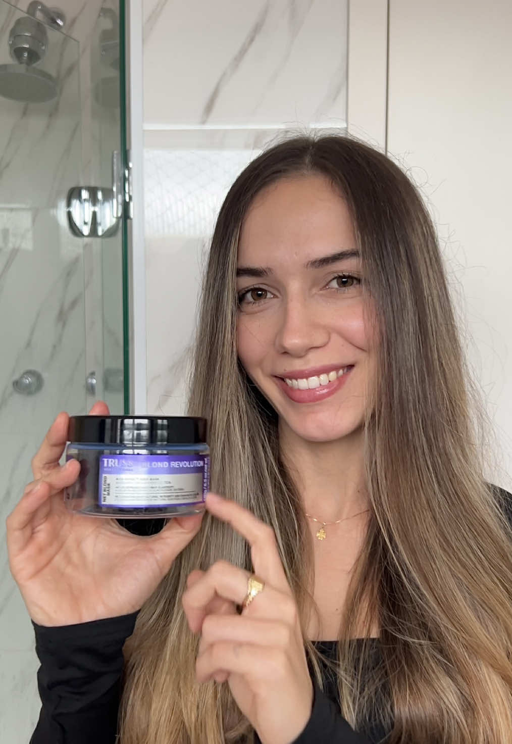 Cabelo loiro impecável? SIM! ✨ A máscara Blond Revolution Home Care de TRUSS é o cuidado que seus fios precisam para manter o brilho e a força em casa. Quem já testou? @TRUSS 🖤 #uniqueblondtruss #trussformacao #publicidade 