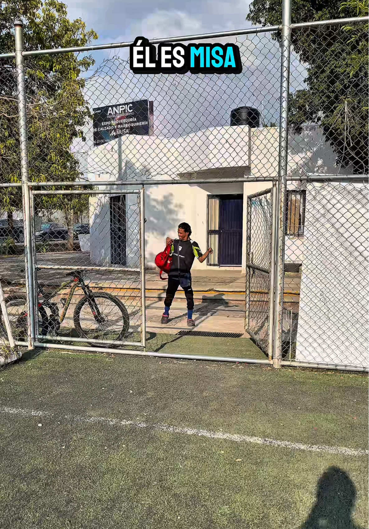 Un día en la academia con el crack @Missa Sixx 🧤🔥😎 #goalkeepertraining #comedia #fyp #goalkeeper #motivation #futbol⚽️ #Fitness 