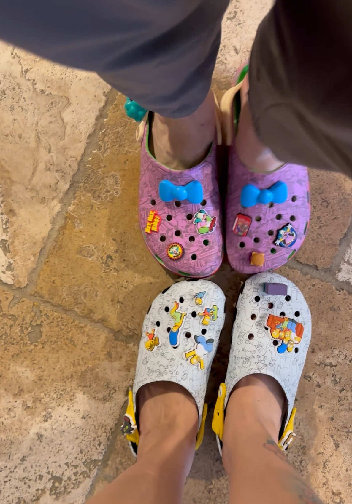 Chaaaao y holaaaaa😍 • Así se ven las nuevas @Crocs de #lossimpson #thesimpsoncrocs @Don Alonzo  • Las amamos #krusty porque la vita en par es mejor! Desde que nos conocemos vive el mix and match 