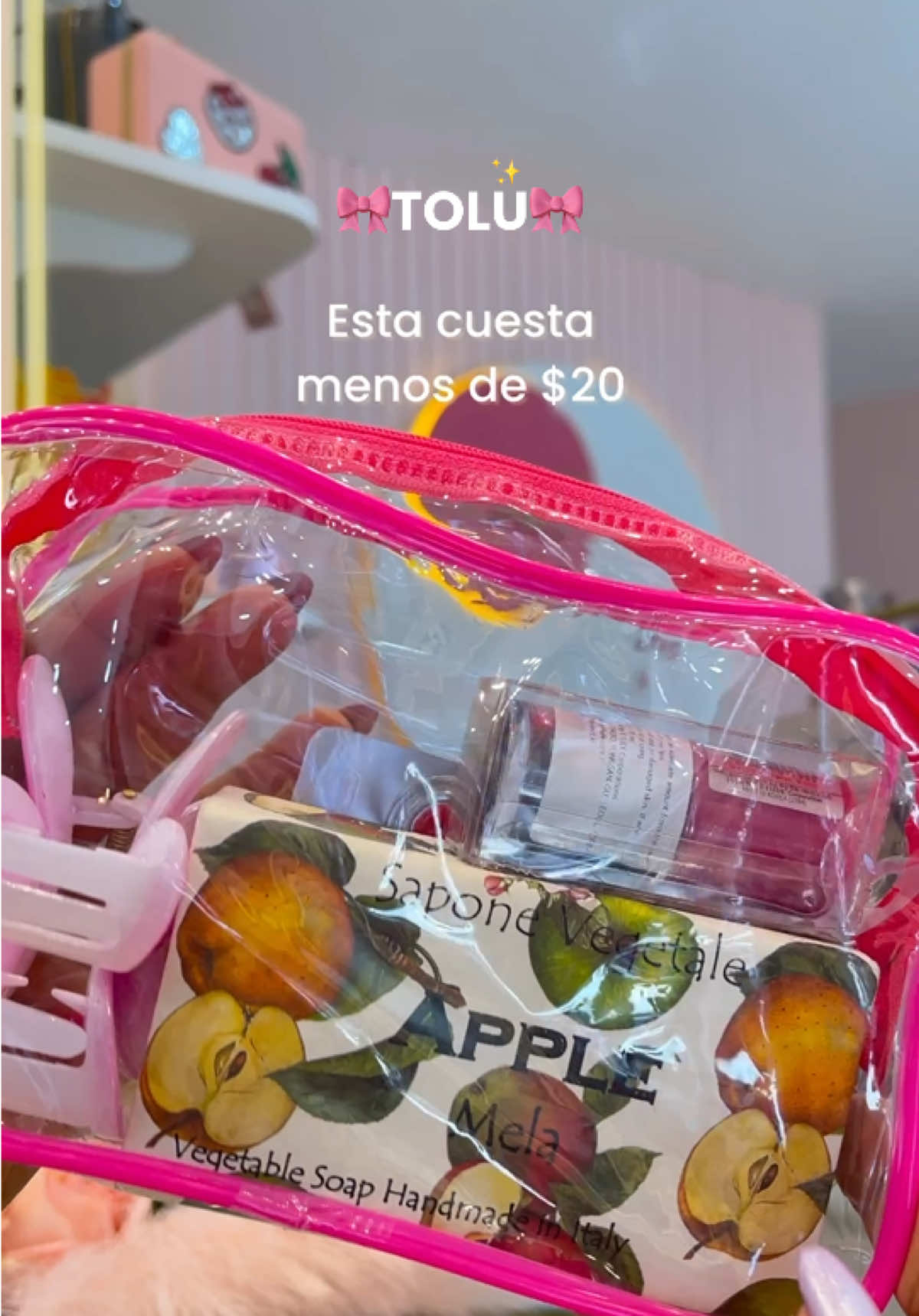 @Tolu Nicaragua tiene las ideas perfectas de regalos para mamá! Y si no encontrás nada para ella seguro encontrarás algo para vos 🎀✨ 📍Segunda planta, Plaza Portas #regaloparamama #ideasderegalo #regaloparamamá #comprasgirlys #tiendasbonitas #recomendaciondetiendas #conociendolugares #beautyshopping #girlyvibes #dondecomprar #managuanicaragua #managua #giftguide #cutefinds #beautyfinds 