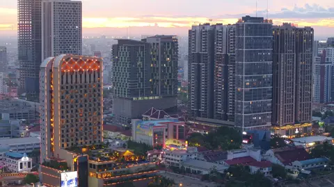 សូមស្វាគមន៍មកកាន់ Phnom Penh Skyline  ទីក្រុងភ្នំពេញ​ គឺជាទីក្រុងដ៏រស់រវើក និងគួរឱ្យចាប់អារម្មណ៍ ដែលពោរពេញទៅដោយវប្បធម៌, ប្រវត្តិសាស្ត្រ, ពាណិជ្ជកម្ម​ និងអាហារដ៏អស្ចារ្យ។  Welcome to Phnom Penh Skyline  Phnom Penh City is such a vibrant and fascinating city — full of culture, history, commercial and amazing food.  វីដេអូដោយ : KiloTRAVEL  #ហ៊ុនម៉ាណែត #Hunmanet #កម្ពុជា #cambodia #សន្តិភាពនៅកម្ពុជា #Peaceincambodia