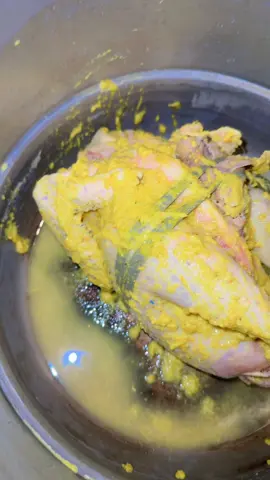Hari ini pertama kali bikin ayam ingkung riquest paksu,buat suhu peringkungan boleh di koment donk apakah betul seperti ini cara ikat ny #ayamingkung #masakanrumahan 
