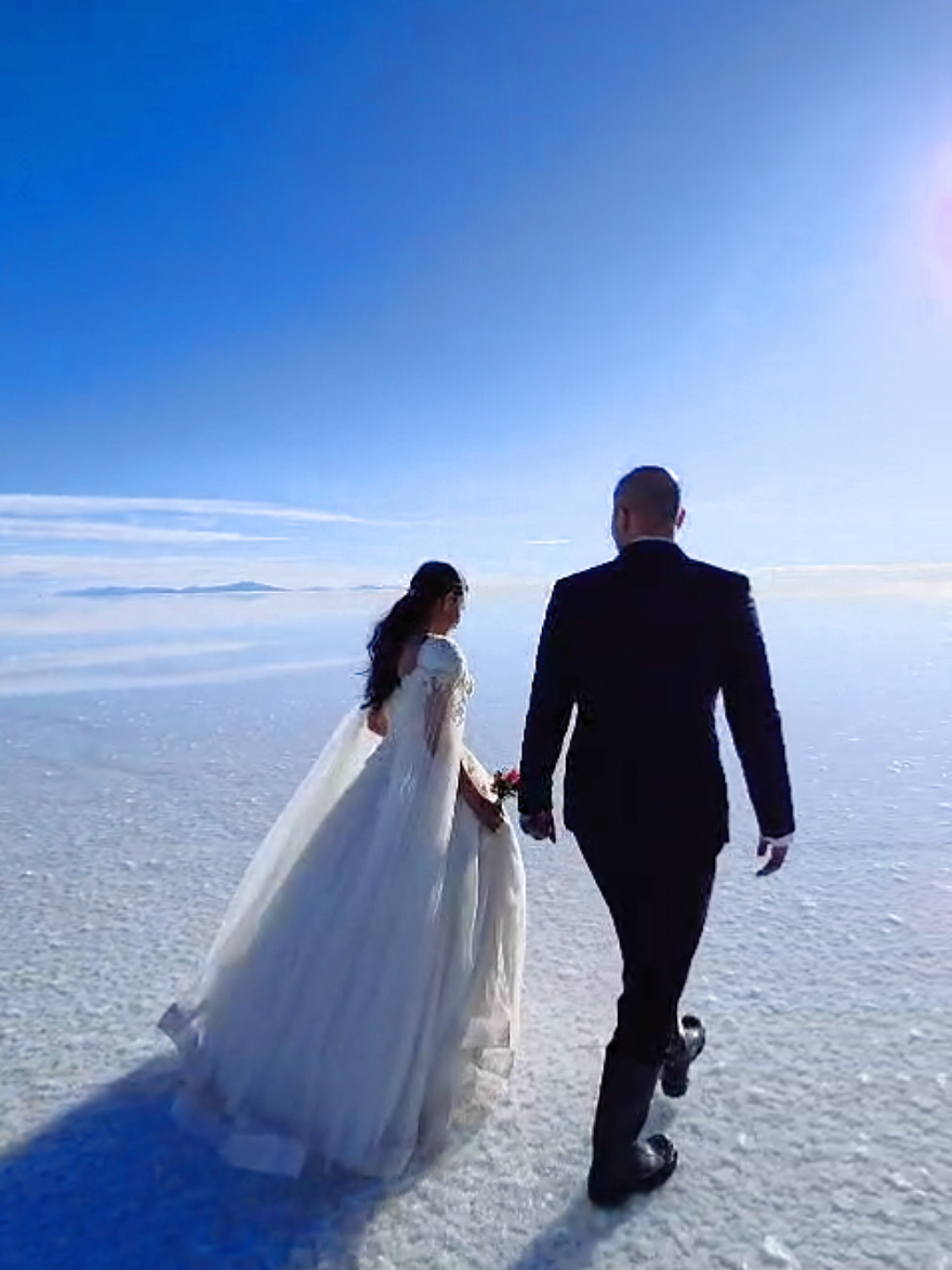 Un vestido, un traje, un cielo reflejado en el alma…✨El Salar de Uyuni fue testigo de esta historia de amor❤️ ¿Te imaginás vivir algo así con tu persona favorita? 😍 Una experiencia única, donde el amor se refleja en cada paso❤️‍🔥 A dress, a suit, and a sky reflected in the soul… ✨ The Uyuni Salt Flats witnessed this love story. Can you imagine living something like this with your favorite person? A one-of-a-kind experience where love shines with every step ❤️🐦‍🔥  #SalarDeUyuni #PhotosThatWow  #WeddingGoals #RomanticTravel #FenixRouts #BodasEnBolivia #LoveStory #TikTokBolivia #couplegoal  #magicmoment  #TravelBolivia #lunademiel 