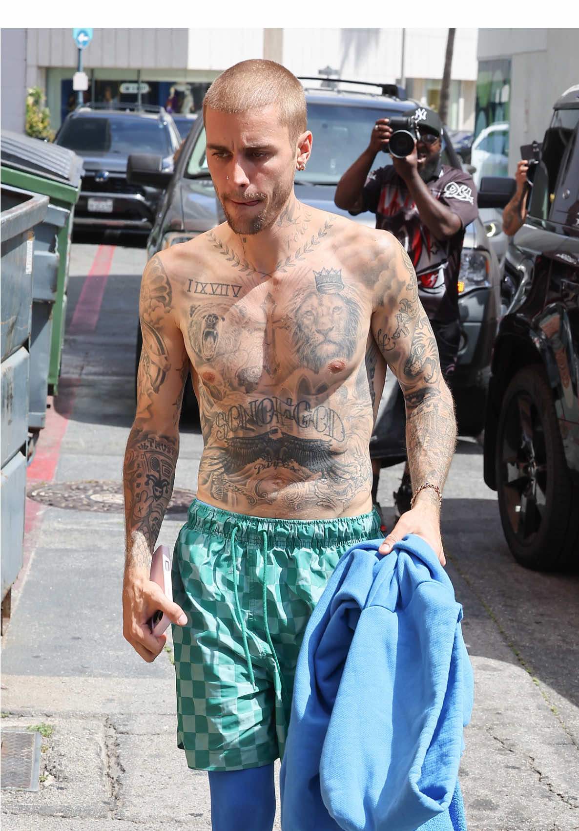 Justin Bieber turned heads in Beverly Hills today 👀 The pop star was spotted shirtless while casually strolling into a medical building, showing off his tattoos and laid-back style. 🔥🩵 Rocking teal shorts, bright blue leggings, and sneakers — Bieber kept it cool and carefree in the LA sun. #JustinBieber #Bieber #BeverlyHills #CelebritySighting #ShirtlessBieber #Paparazzi #StarStyle #Backgrid #lastylist 