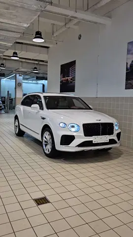 Bentley Bentayga EWB Glacier White #bentley #luxurycars #foryou #carsoftiktok 
