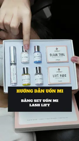 Uốn mi tại nhà. Hướng dẫn uốn mi chi tiết. Cách uốn mi đơn giản dễ làm. Các bước uốn mi đẹp bằng dẻ Lash Lift cực dễ. #uonmihanquoc #huongdanuonmi #thuocuonmi #tructruonmi #sapbattruc #cachuonmidongiantainha #miuondangxinh #lashlift #uonmigiare #daymi #skylashvietnam #dungcuuonnmi #uonminhanh #uonmichitiet 