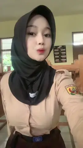 #viralreels #viralvideo #filmpendek #reactionvids #bidadariselfie #viral #cantikberhijab #fyppppppppppppppppppppppp #cewekcantikindonesia #hijabstyle #hijablove #fyp #anaksma #anaksmaid #sma #masasma #putihabustory #storysma #reels #selebgramcantik