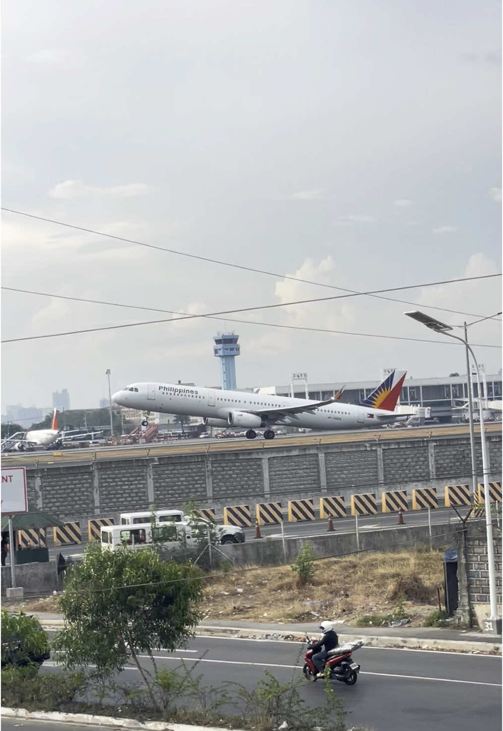 PR511 bound for Singapore #philippineairlines #planespotting #shellc5viewdeck #airbus #a321 #manila #fyp 