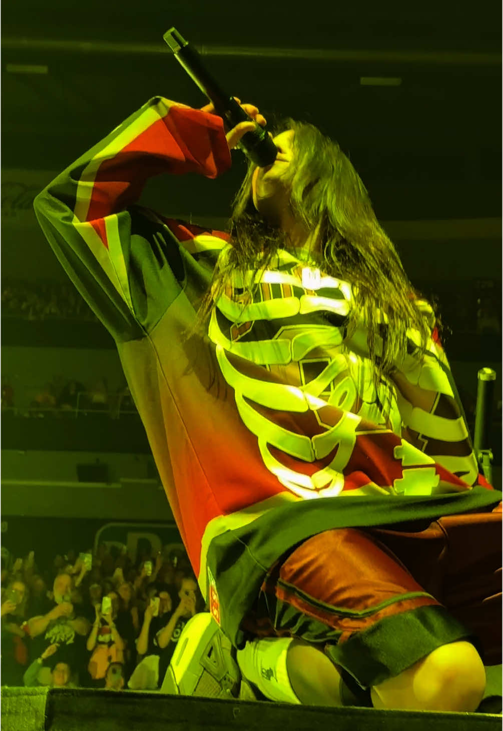 reposting this bc more people need to see this hello #billieeilish #hmhas @BILLIE EILISH 